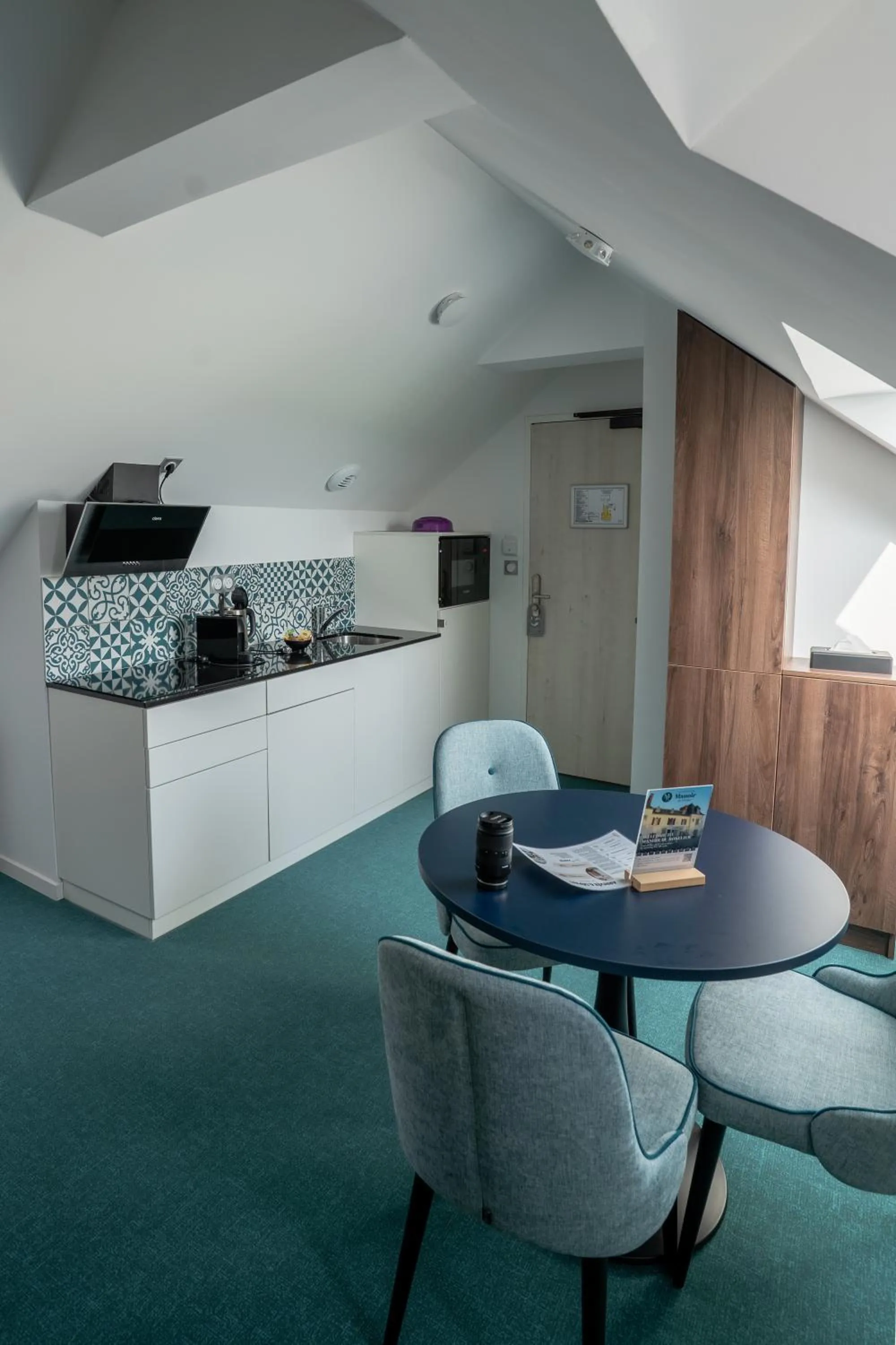 Communal lounge/ TV room in Hôtel Le Manoir du Roselier