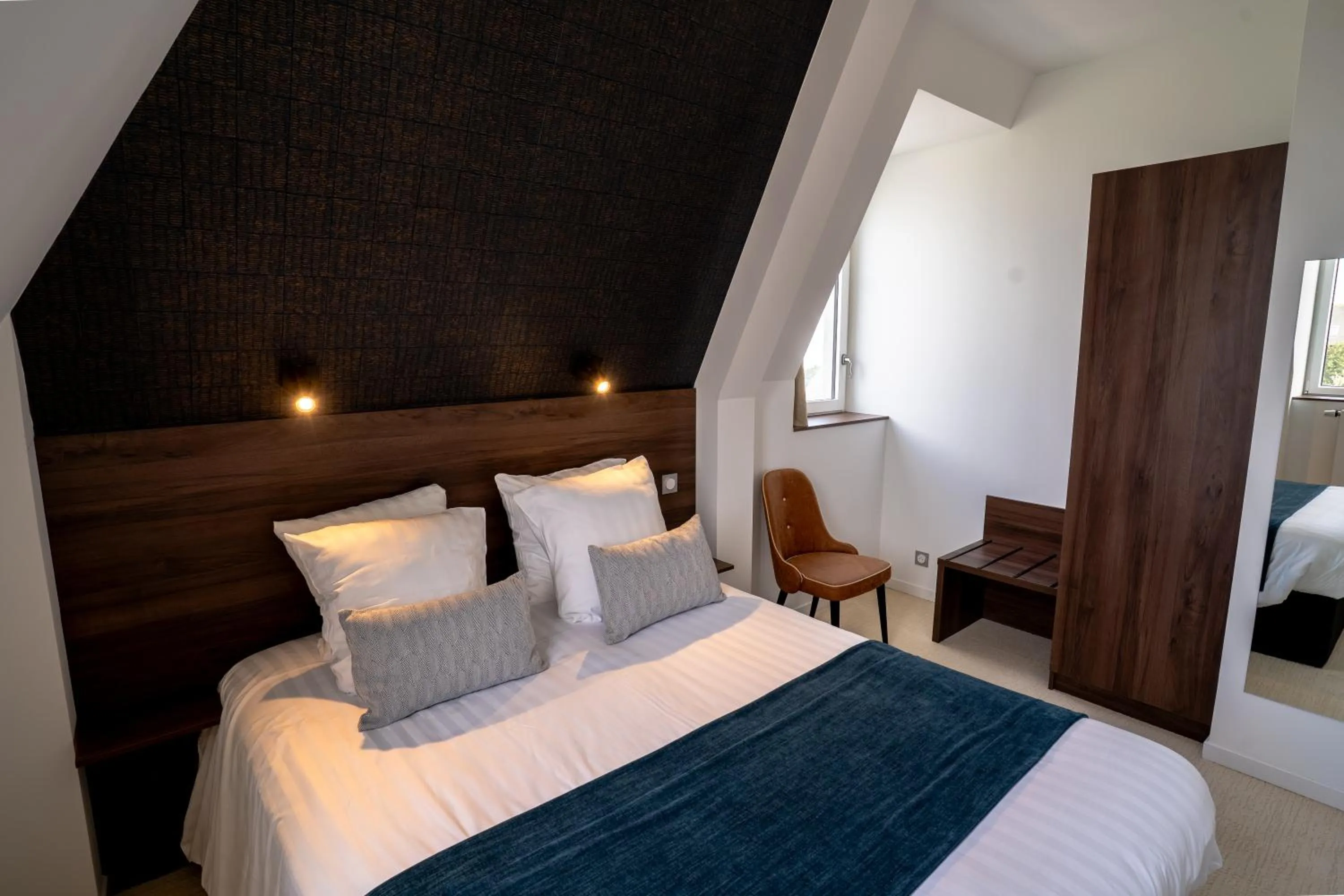 Bed in Hôtel Le Manoir du Roselier