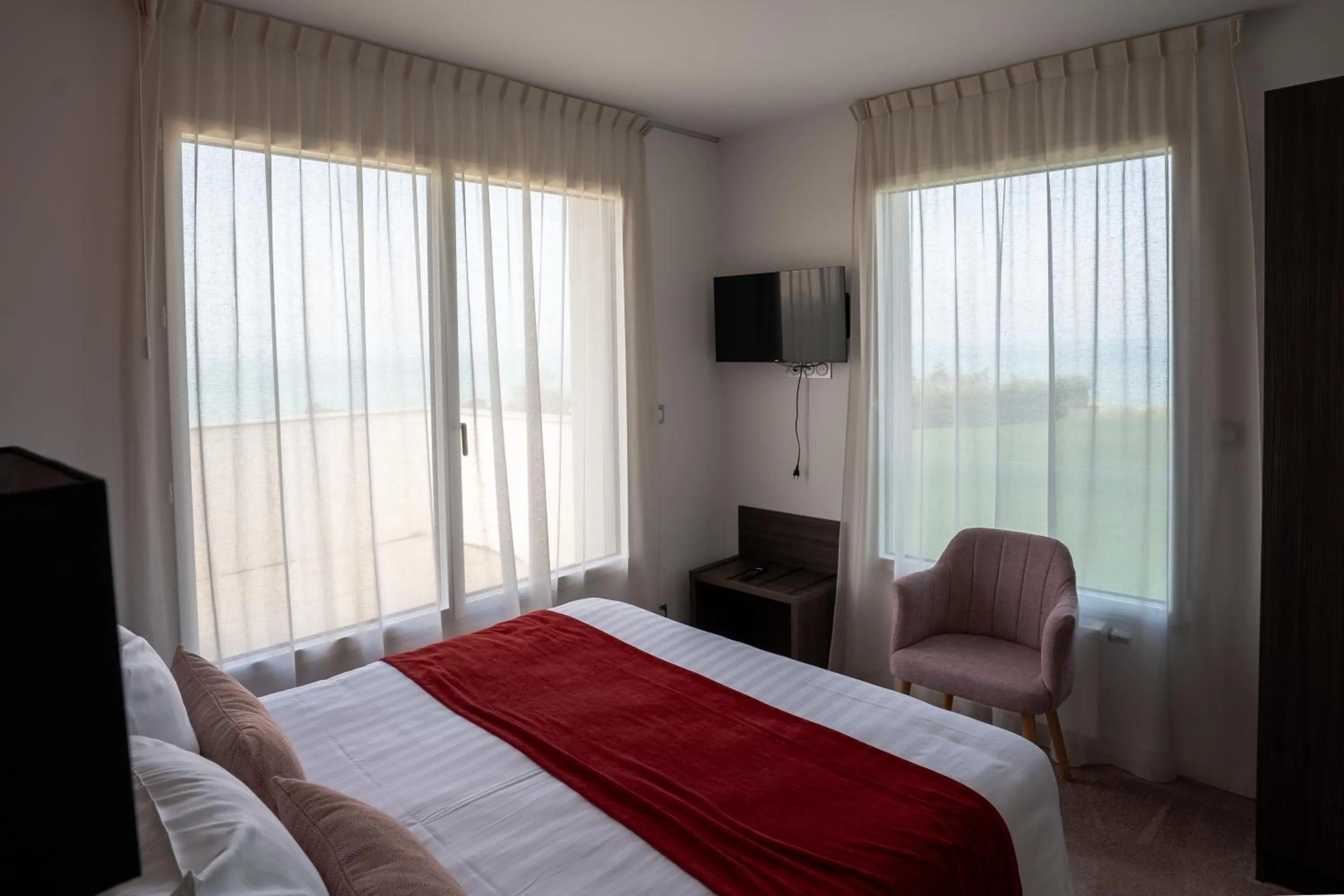 Bed in Hôtel Le Manoir du Roselier