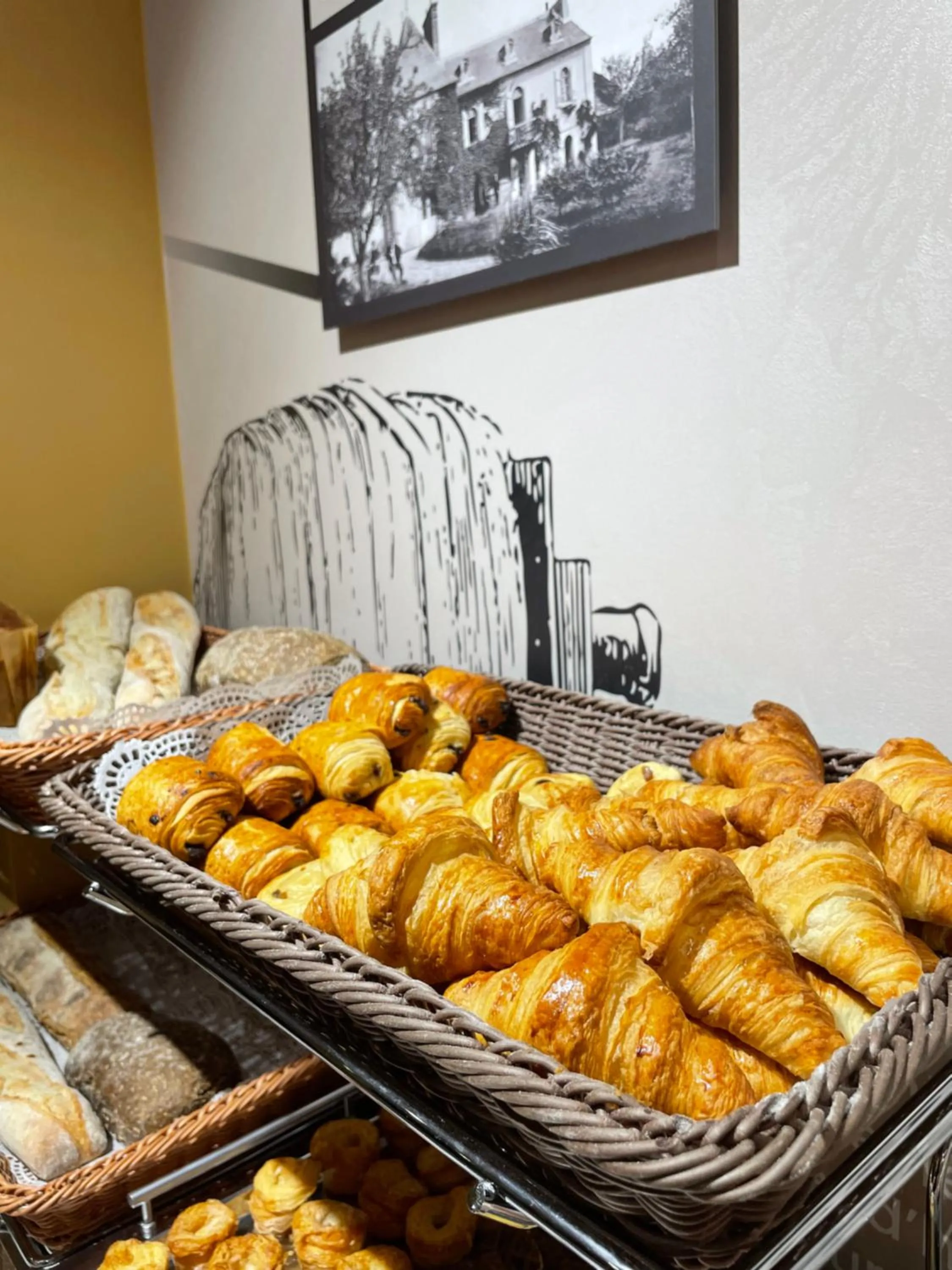 Breakfast in Hôtel Le Manoir du Roselier