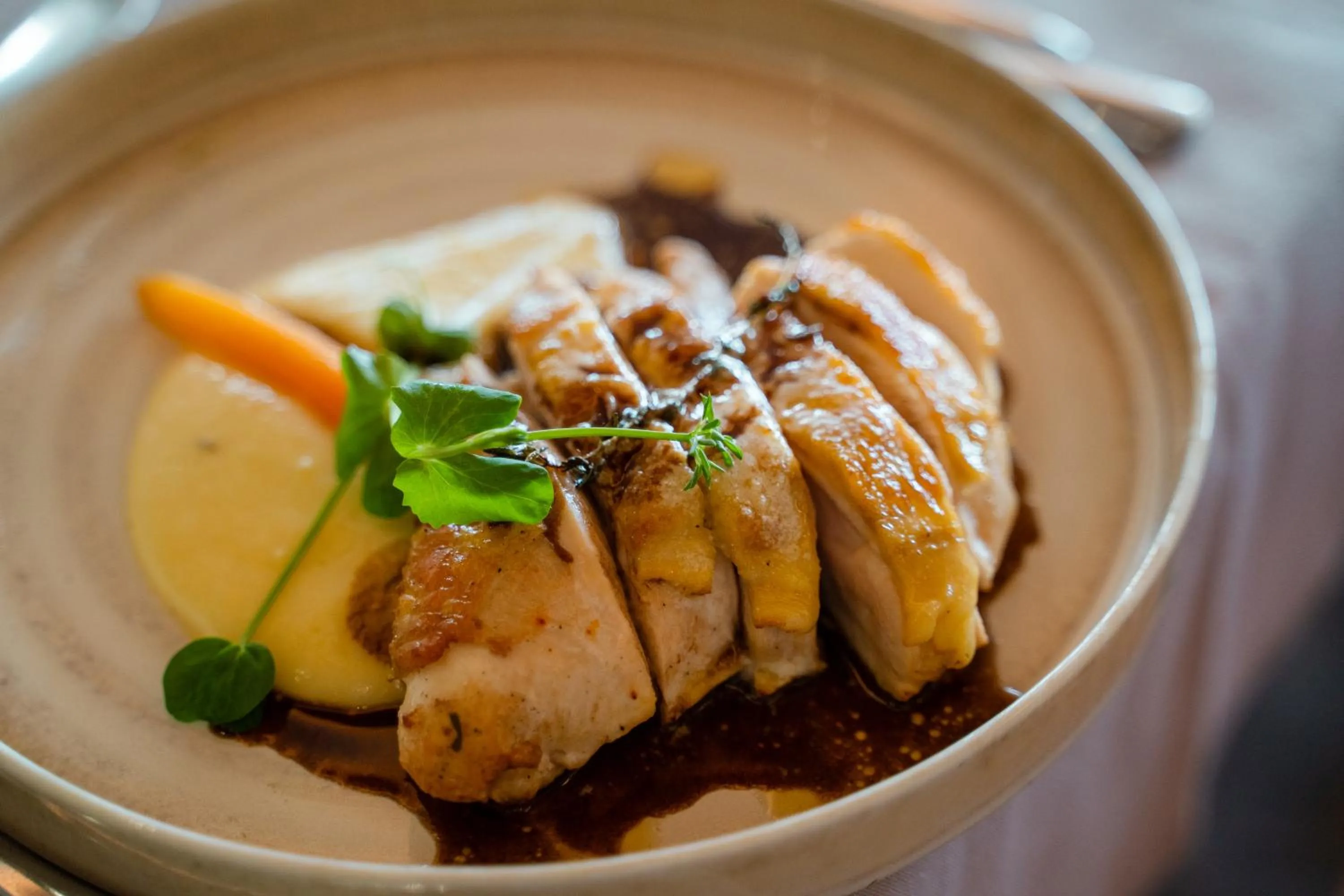 Restaurant/places to eat in Hôtel Le Manoir du Roselier