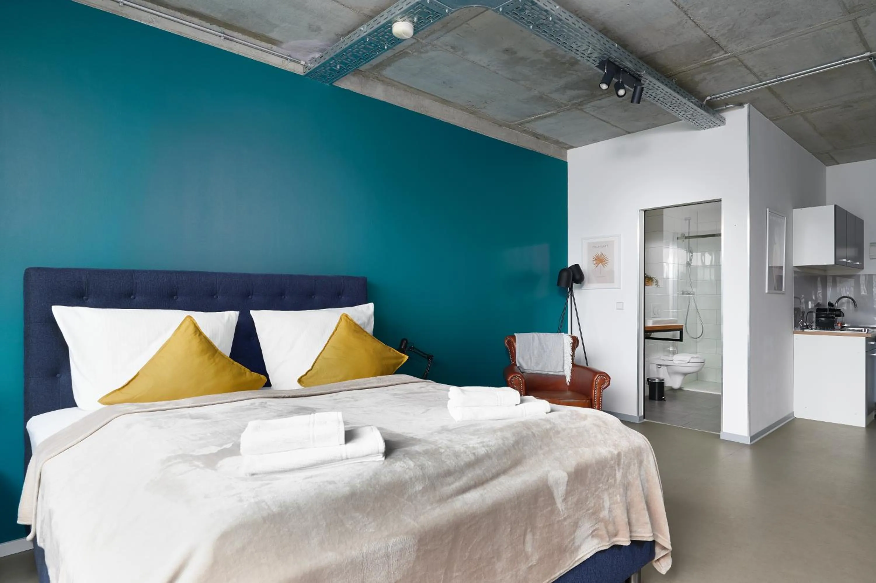 Kitchen or kitchenette, Bed in Stylisches Studio im Herzen Leipzigs