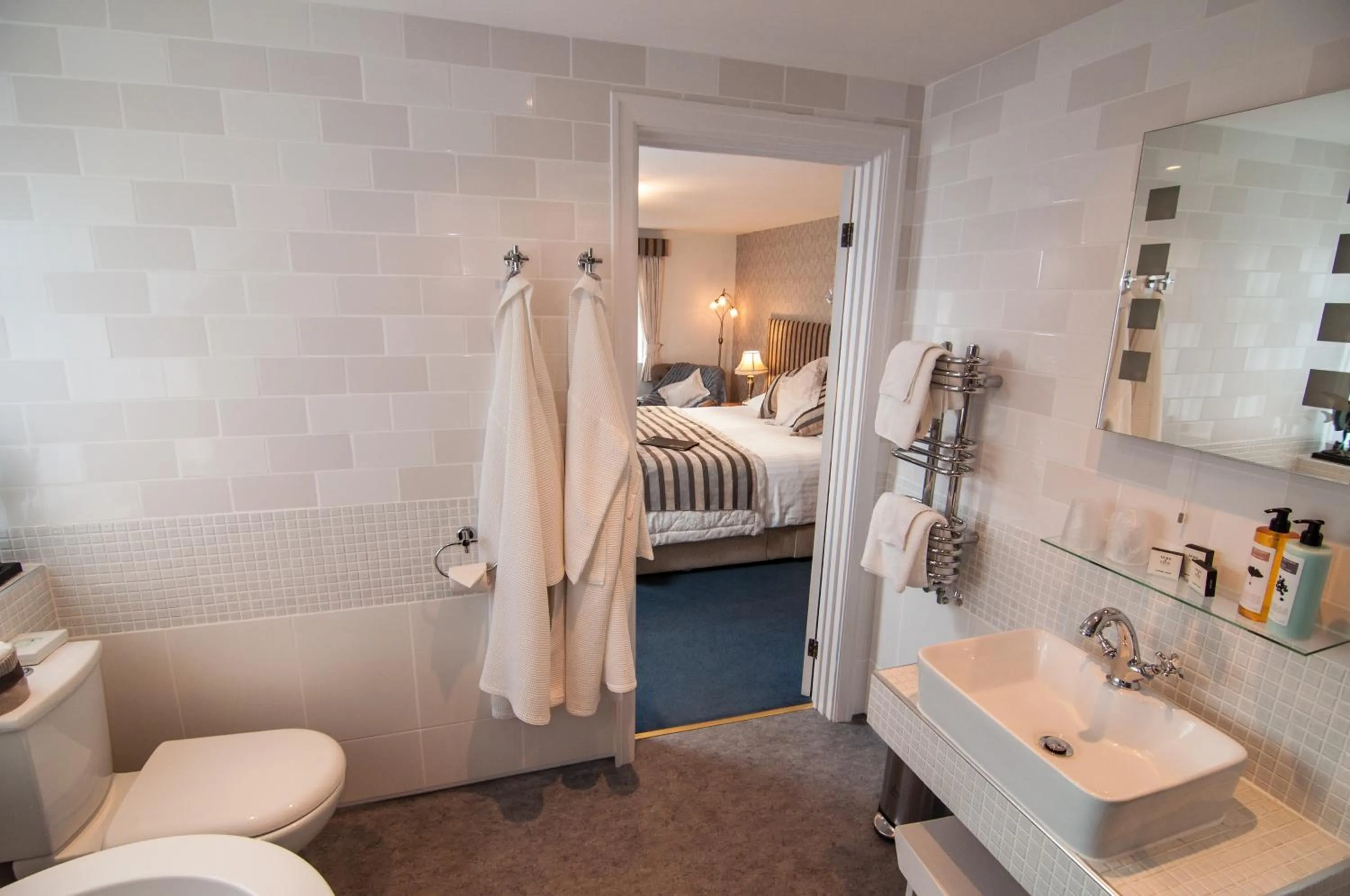 Bathroom, Bed in Ellerby Country Inn