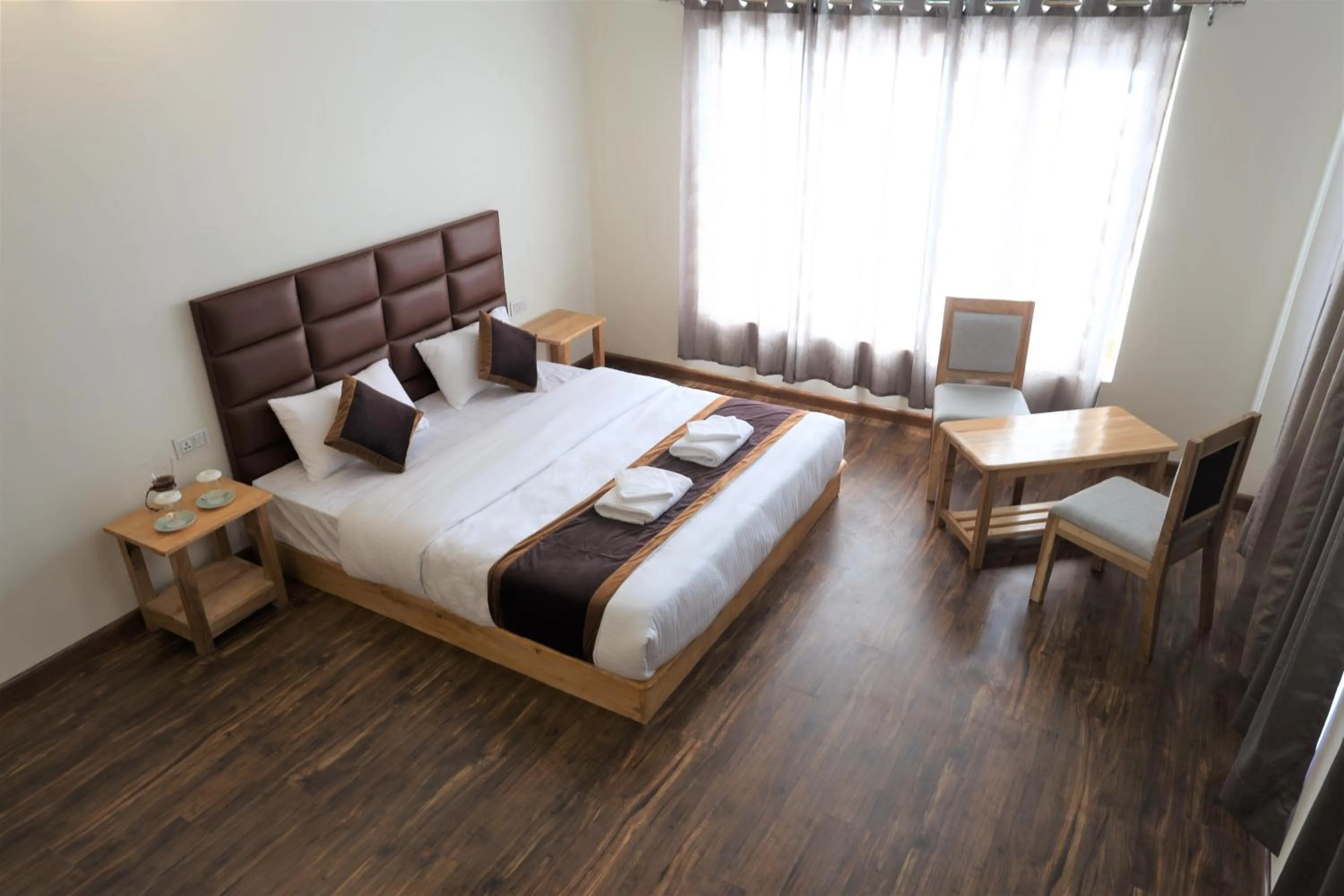 Photo of the whole room, Bed in Paradise Shey