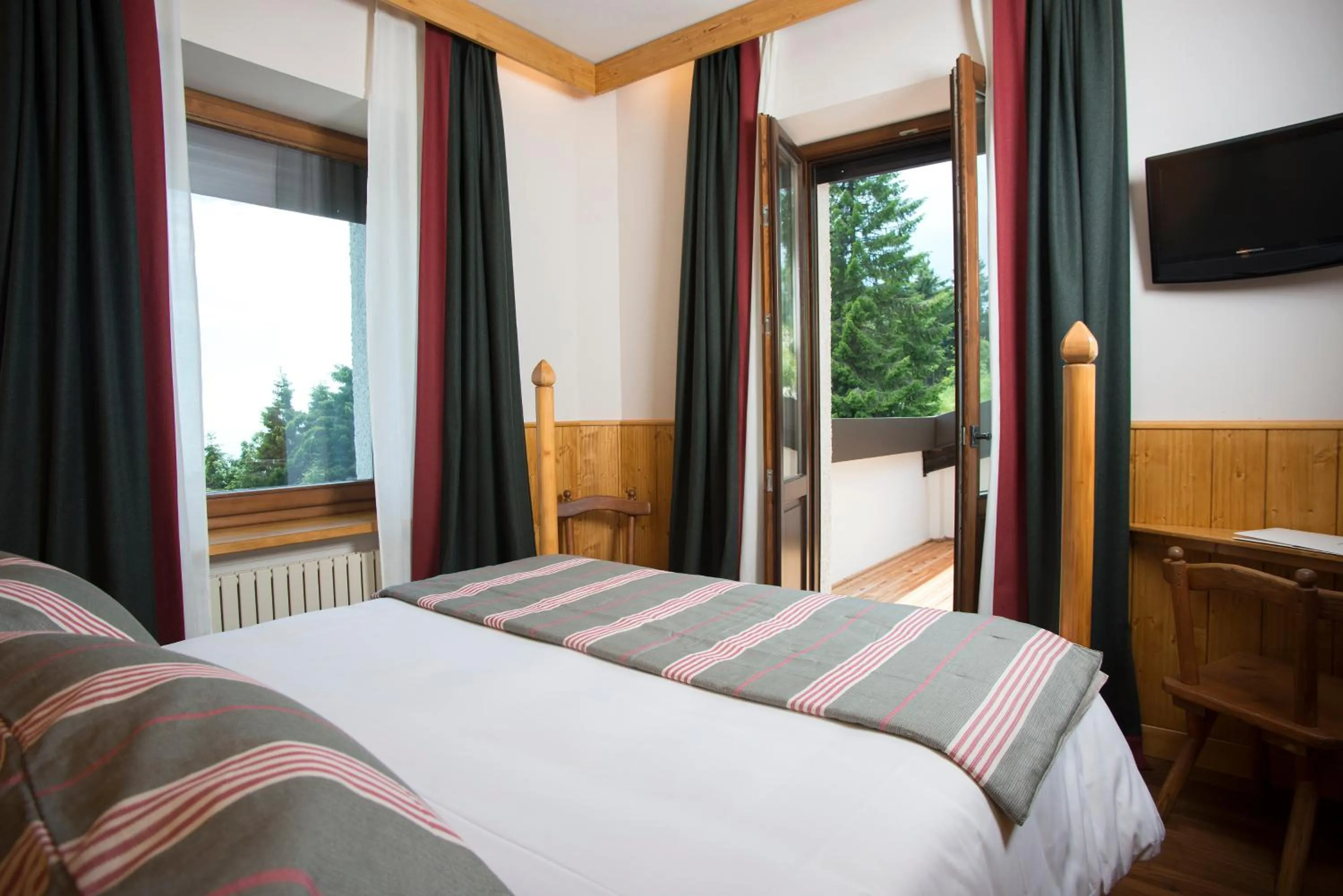 Bedroom, Bed in Albergo Ristorante Bucaneve