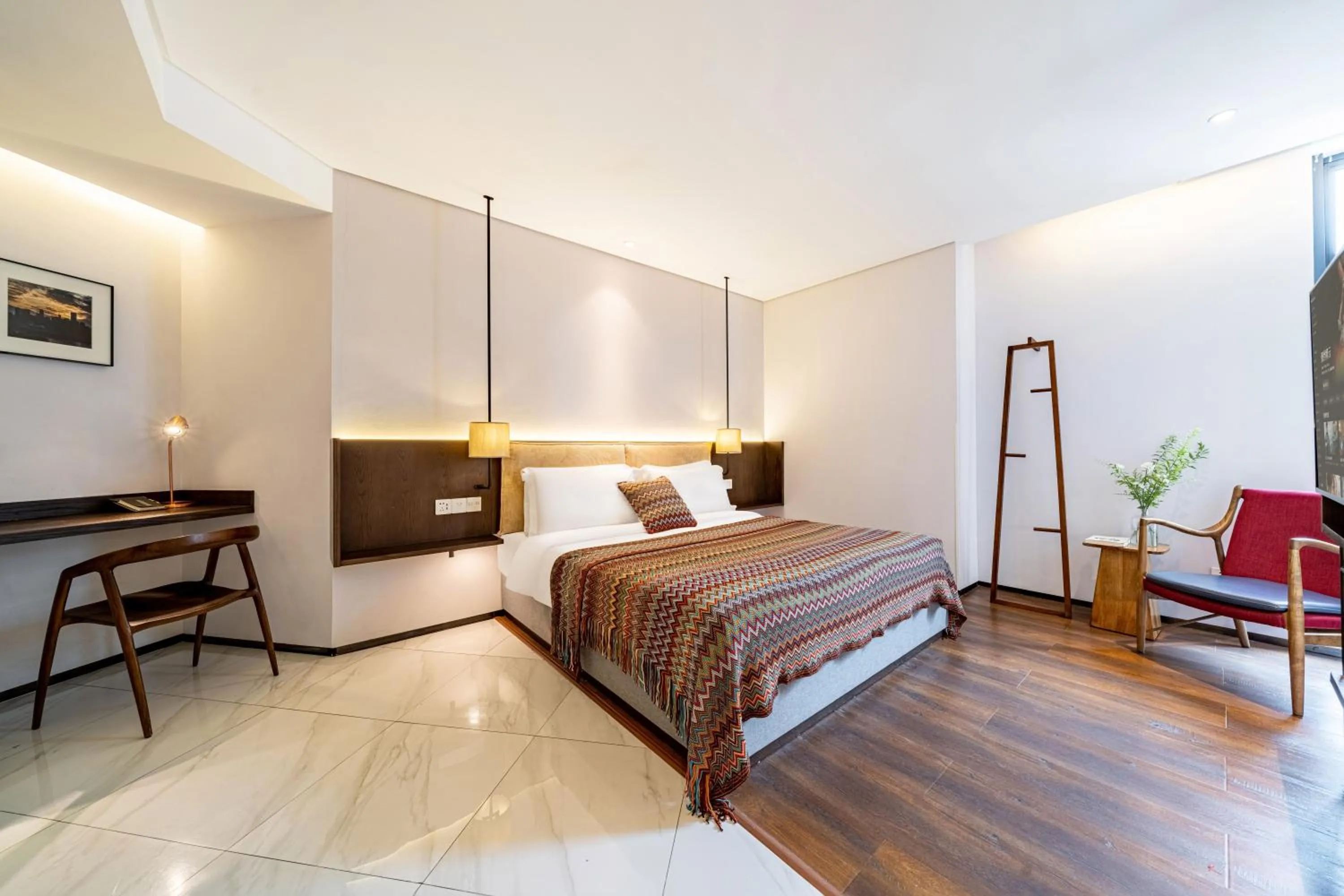 Dining area, Bed in Wuyu Hotel - Chongqing Jiangbei Airport & Light Rail