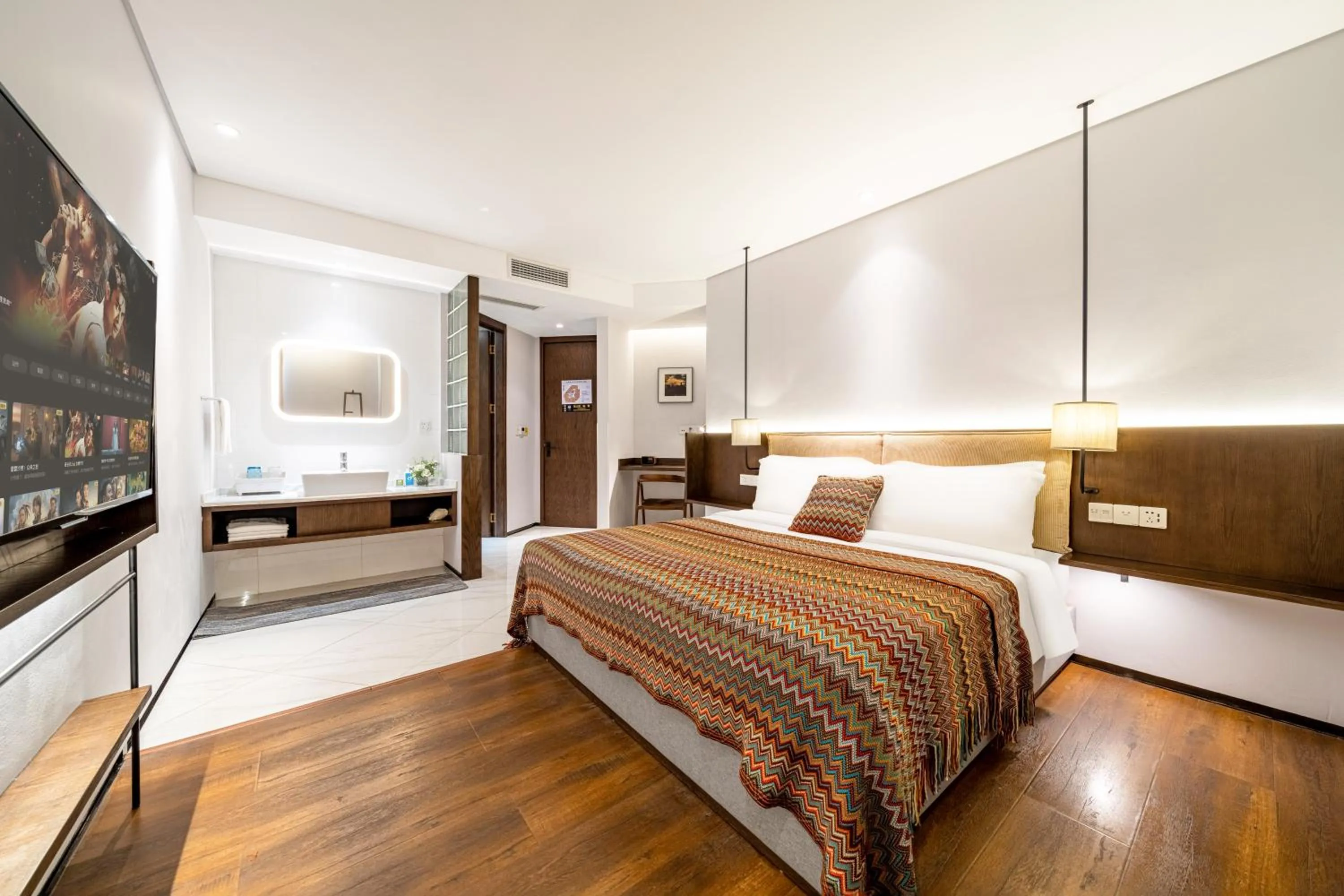 Photo of the whole room, Bed in Wuyu Hotel - Chongqing Jiangbei Airport & Light Rail