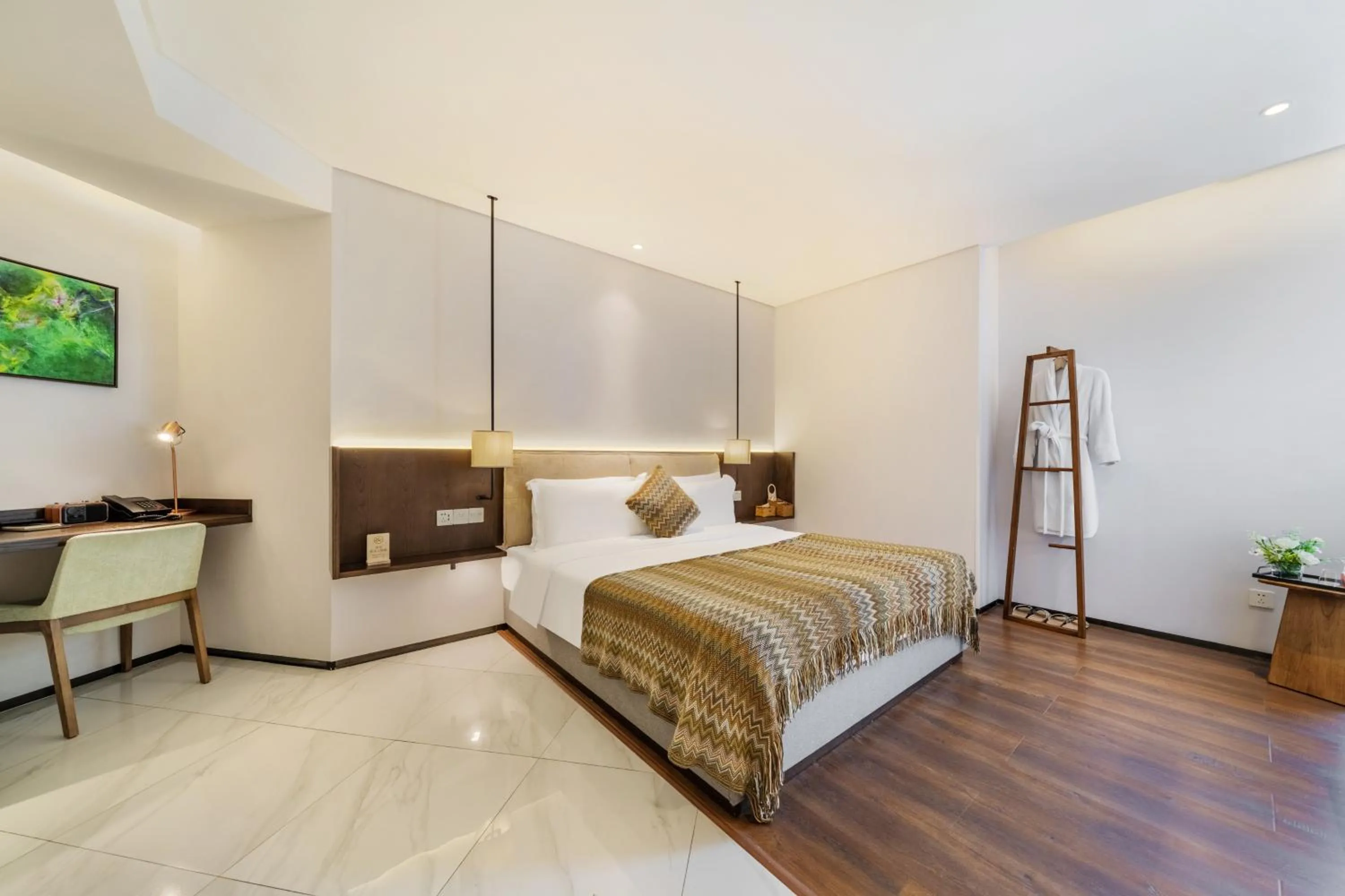 Photo of the whole room, Bed in Wuyu Hotel - Chongqing Jiangbei Airport & Light Rail