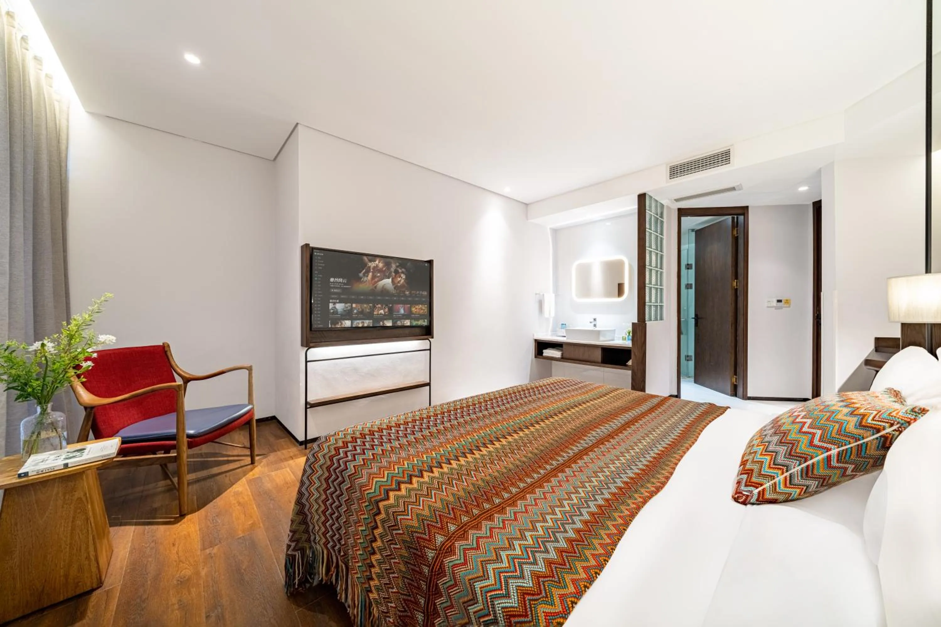 Photo of the whole room, Bed in Wuyu Hotel - Chongqing Jiangbei Airport & Light Rail