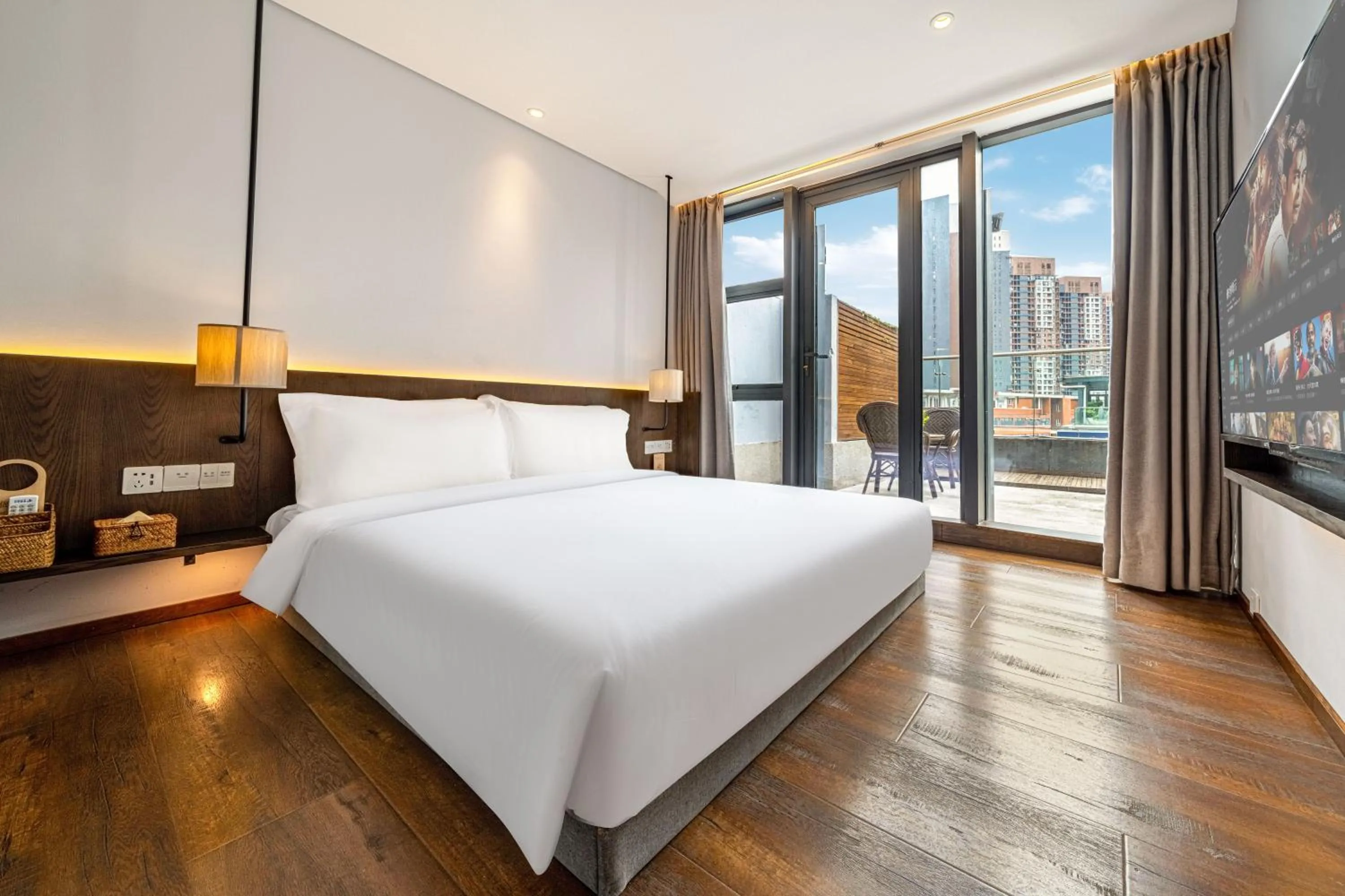 Photo of the whole room, Bed in Wuyu Hotel - Chongqing Jiangbei Airport & Light Rail