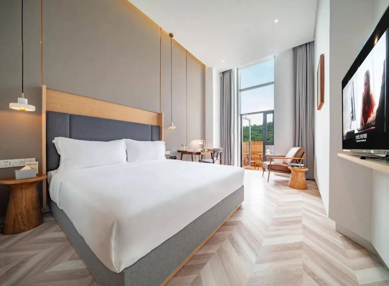 Double Room with Balcony (2 Adults + 1 Child) in Wuyu Hotel - Chongqing Liangjiang Happiness Plaza & Xingfu Square & GuangdianYuan metro