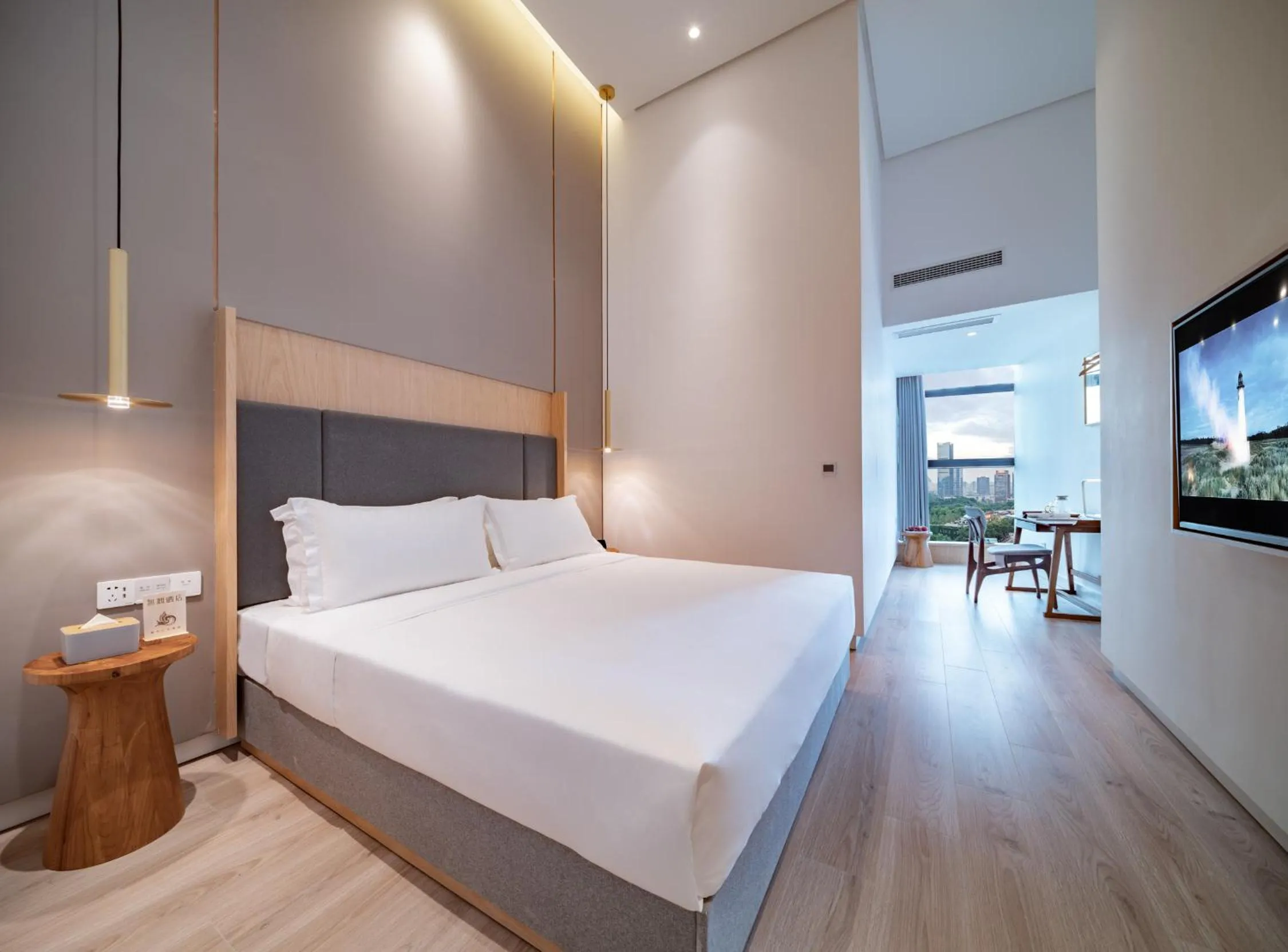 Deluxe Double Room (2 Adults + 1 Child) in Wuyu Hotel - Chongqing Liangjiang Happiness Plaza & Xingfu Square & GuangdianYuan metro
