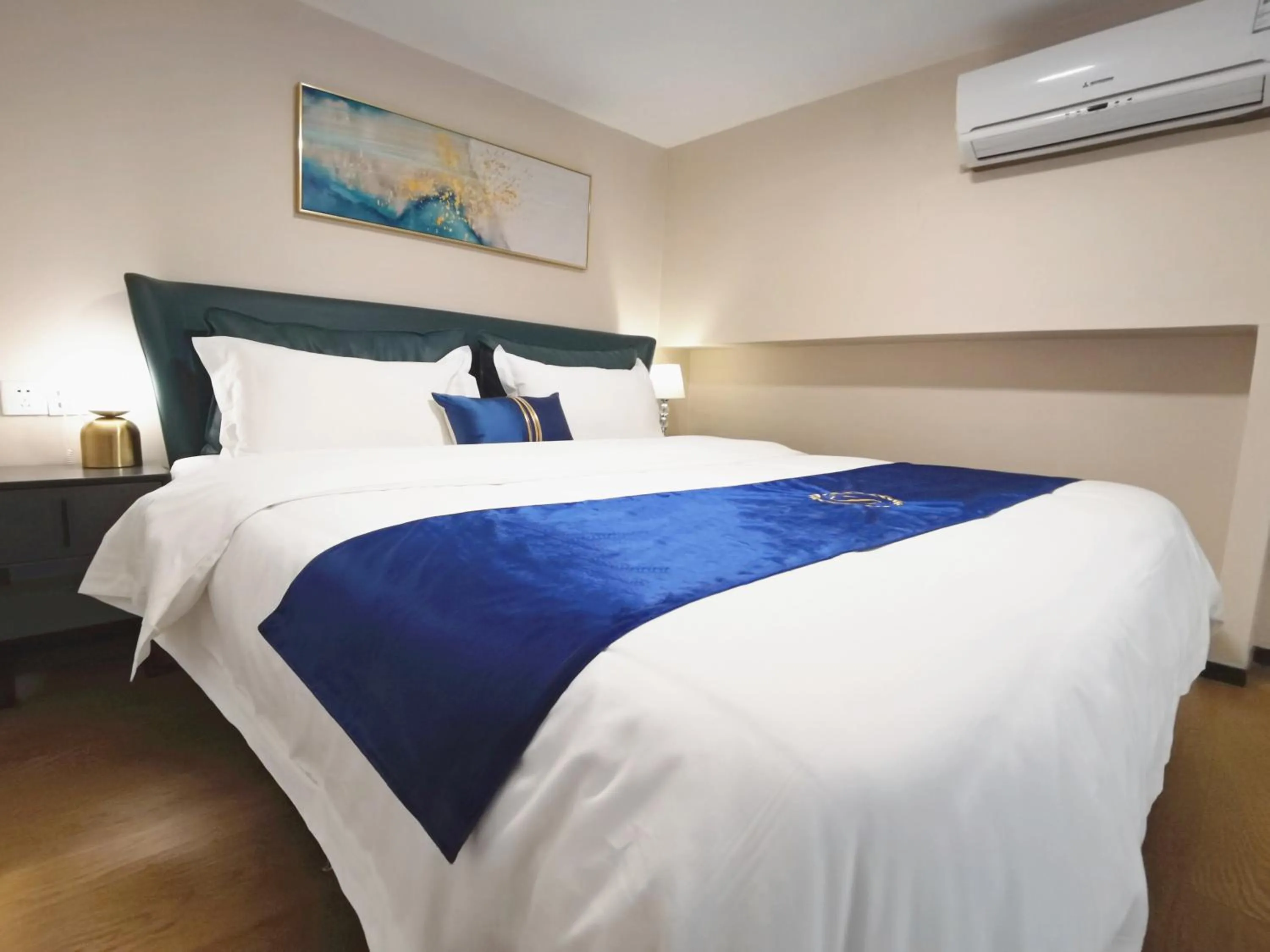 Bedroom, Bed in Gepai Executive Apartment - Shenzhen Futian Convention and Exhibition Center