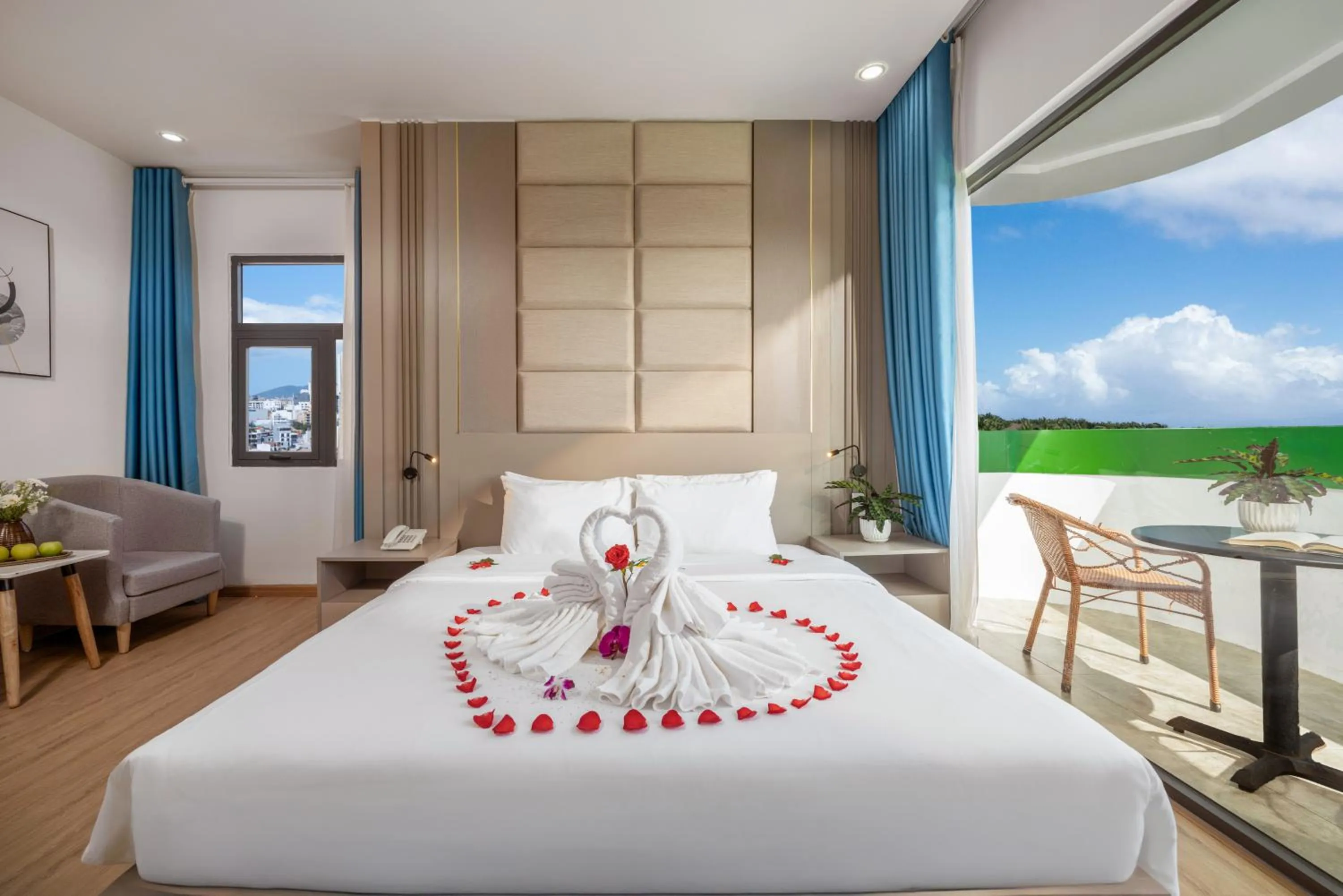 Seating area, Bed in Fansipan Da Nang Hotel