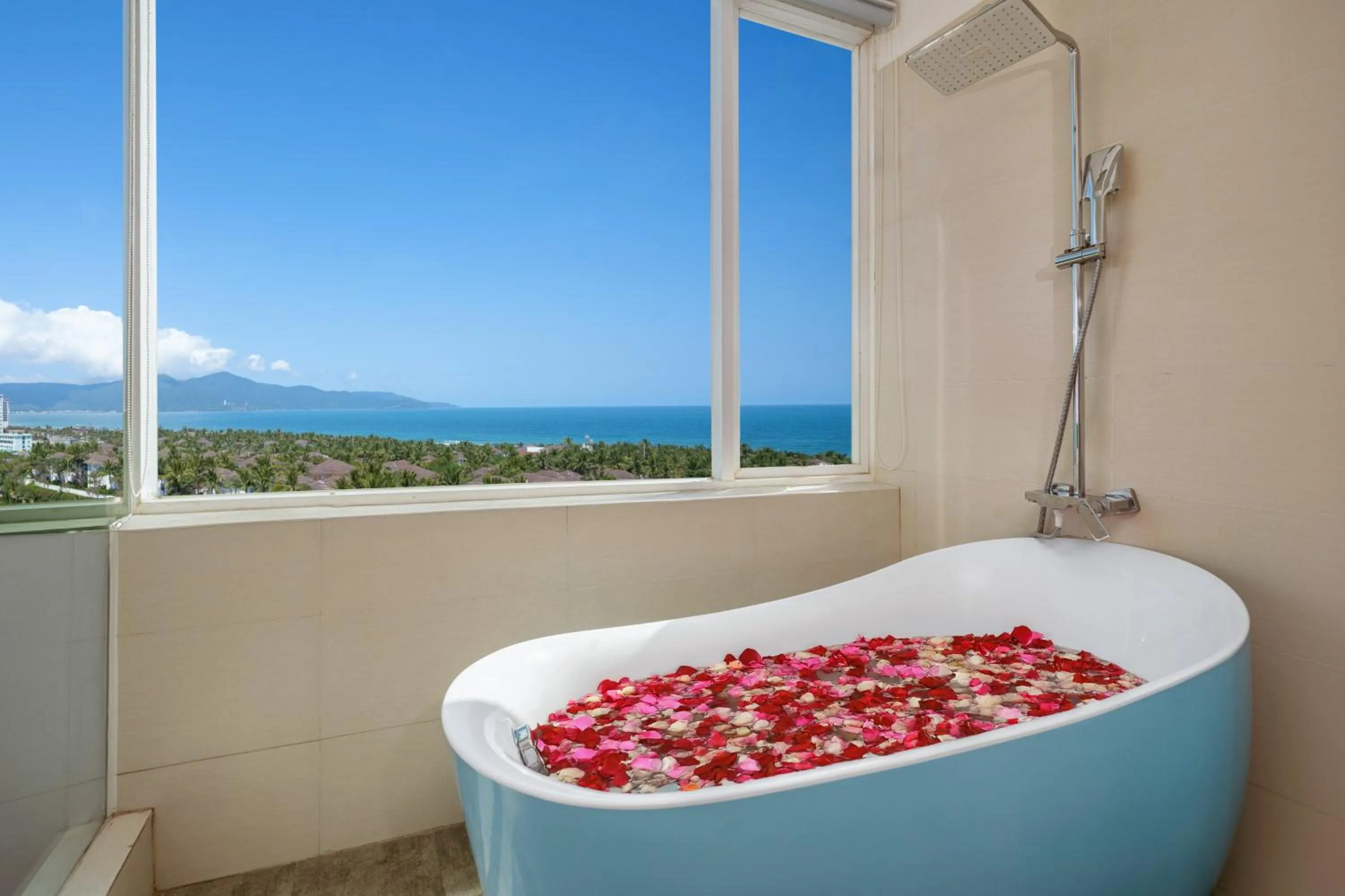 Shower in Fansipan Da Nang Hotel