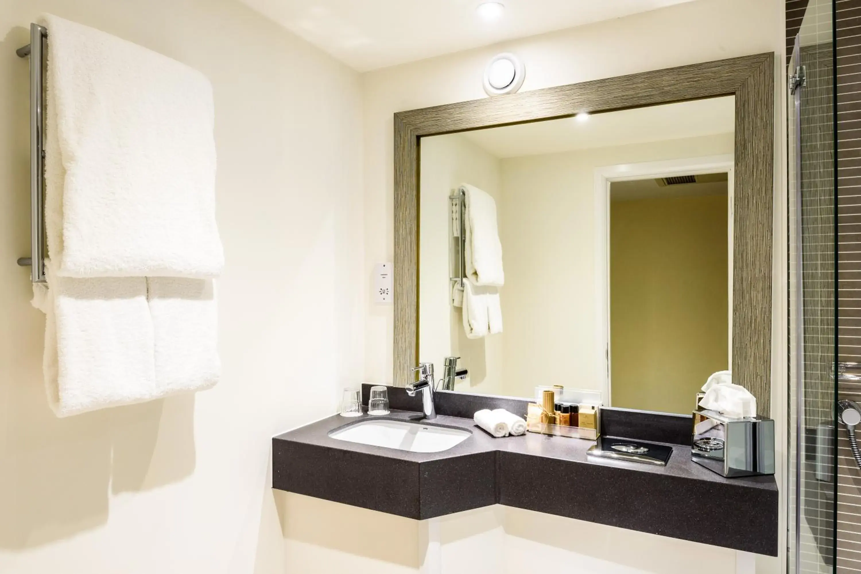 Twin Room with Sofa Bed - Non-Smoking in Holiday Inn Leeds Brighouse by IHG Twin Room with Sofa Bed - Non-Smoking in Holiday Inn Leeds Brighouse by IHG