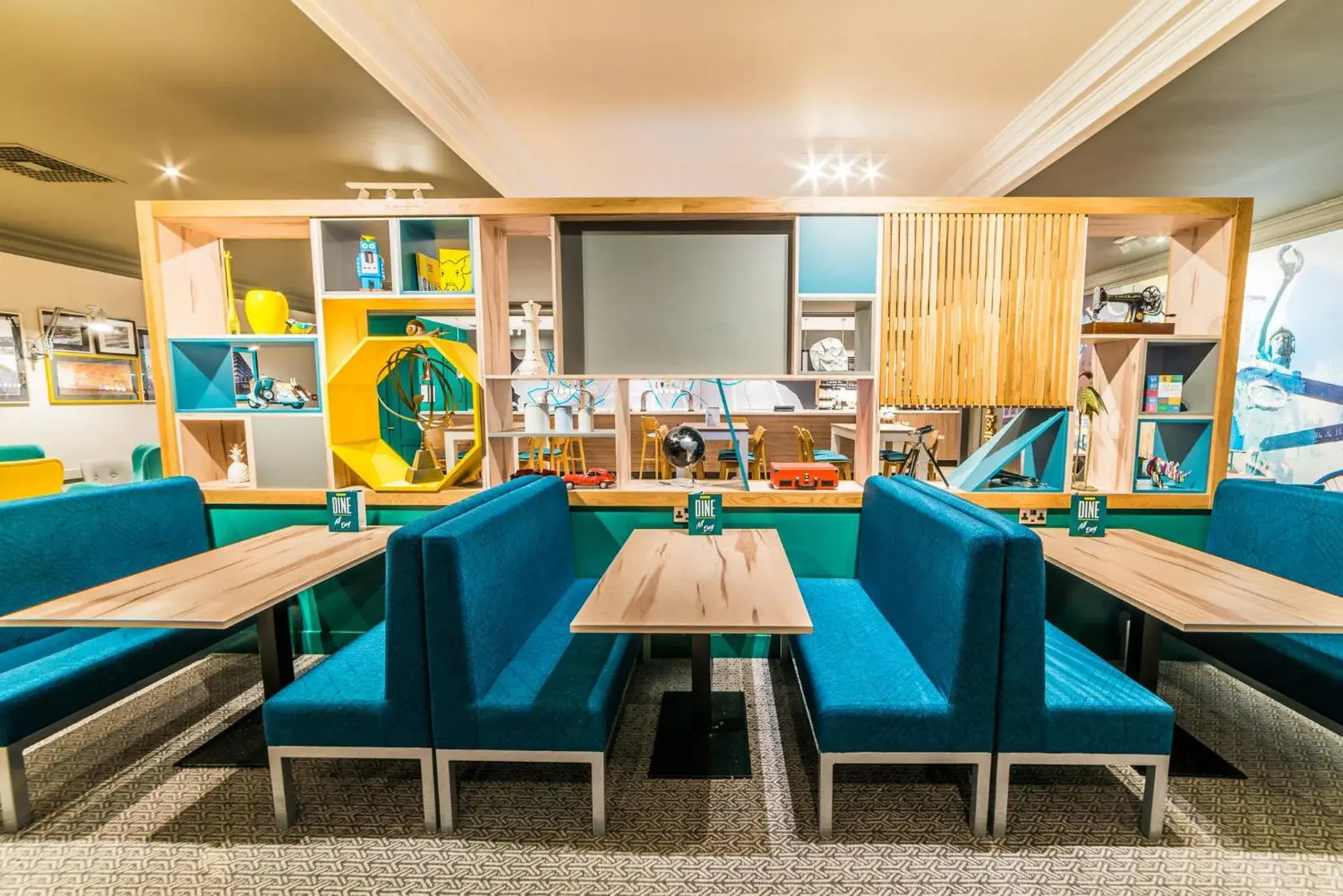 Lounge or bar in Holiday Inn Leeds Brighouse by IHG Lounge or bar in Holiday Inn Leeds Brighouse by IHG