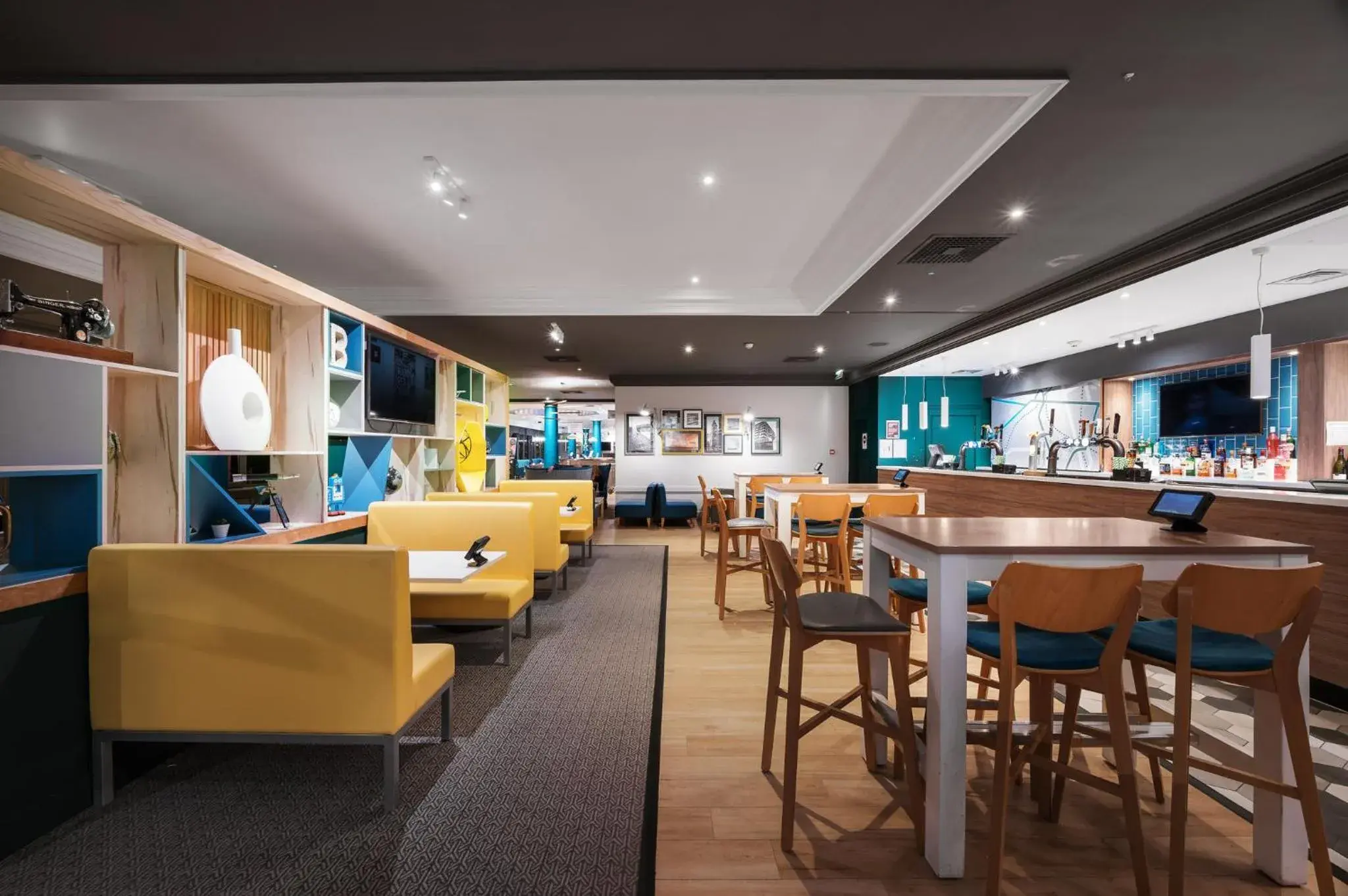 Lounge or bar in Holiday Inn Leeds Brighouse by IHG Lounge or bar in Holiday Inn Leeds Brighouse by IHG