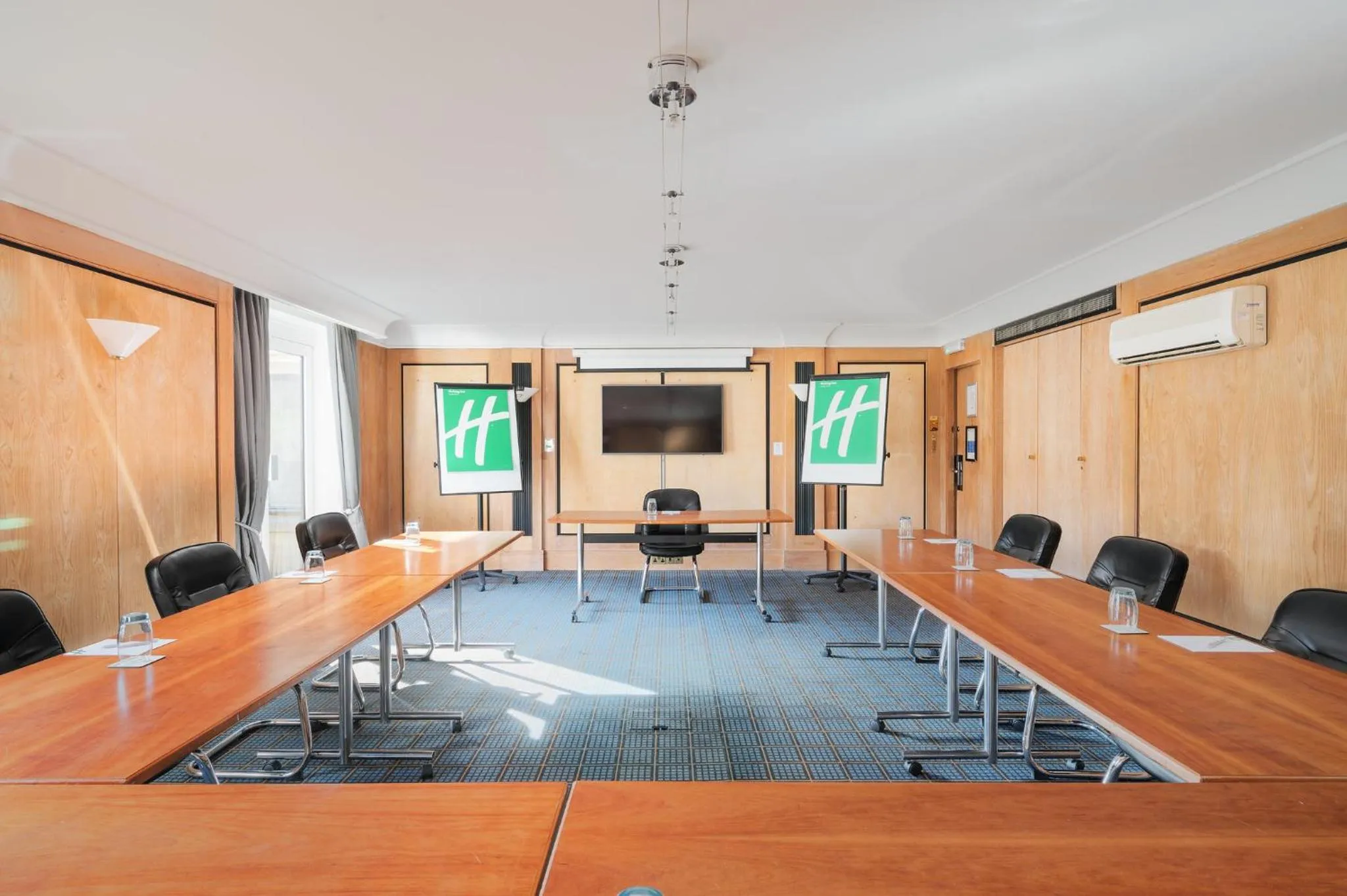 Meeting/conference room in Holiday Inn Leeds Brighouse by IHG