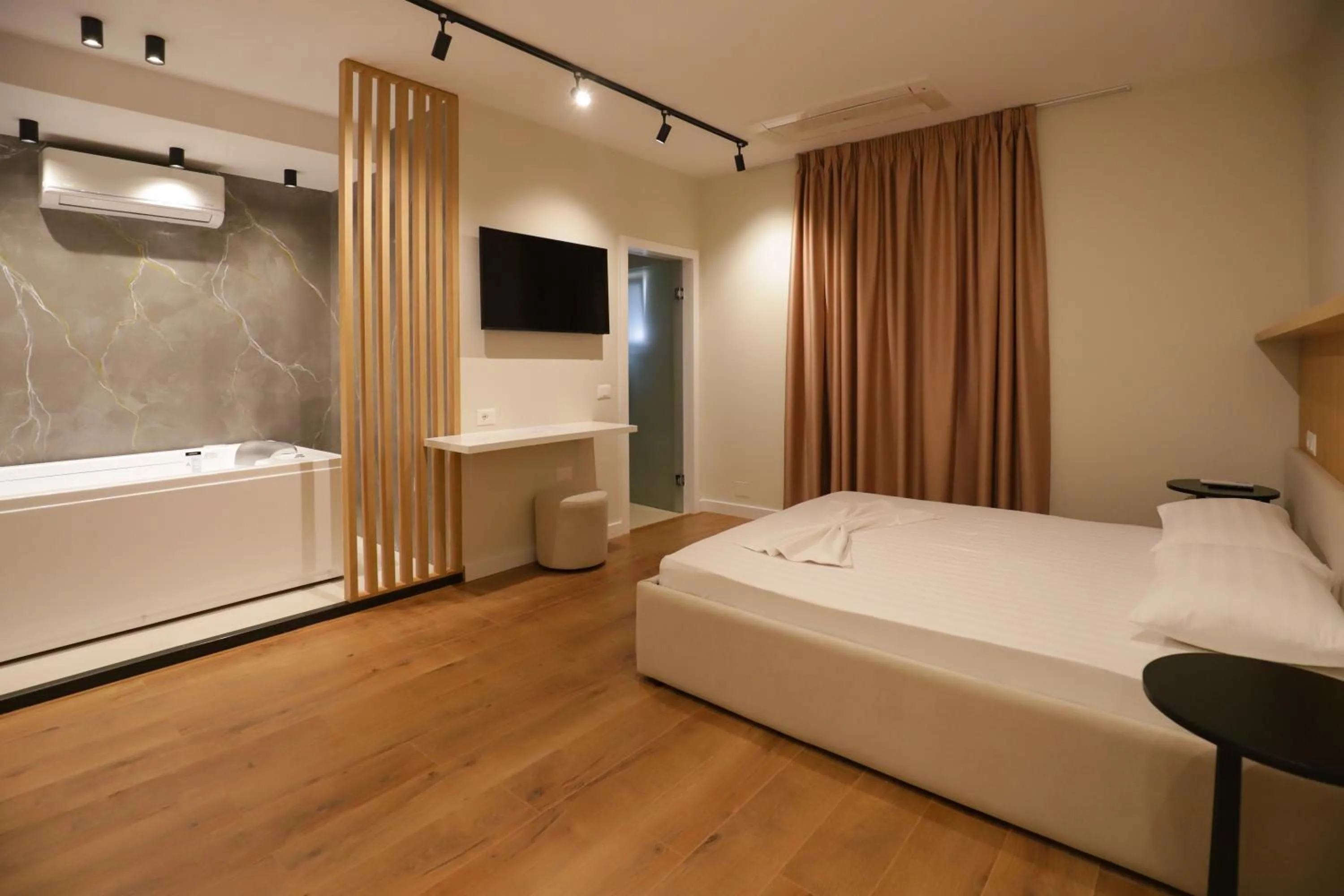 Bed in Hotel Relax City Center