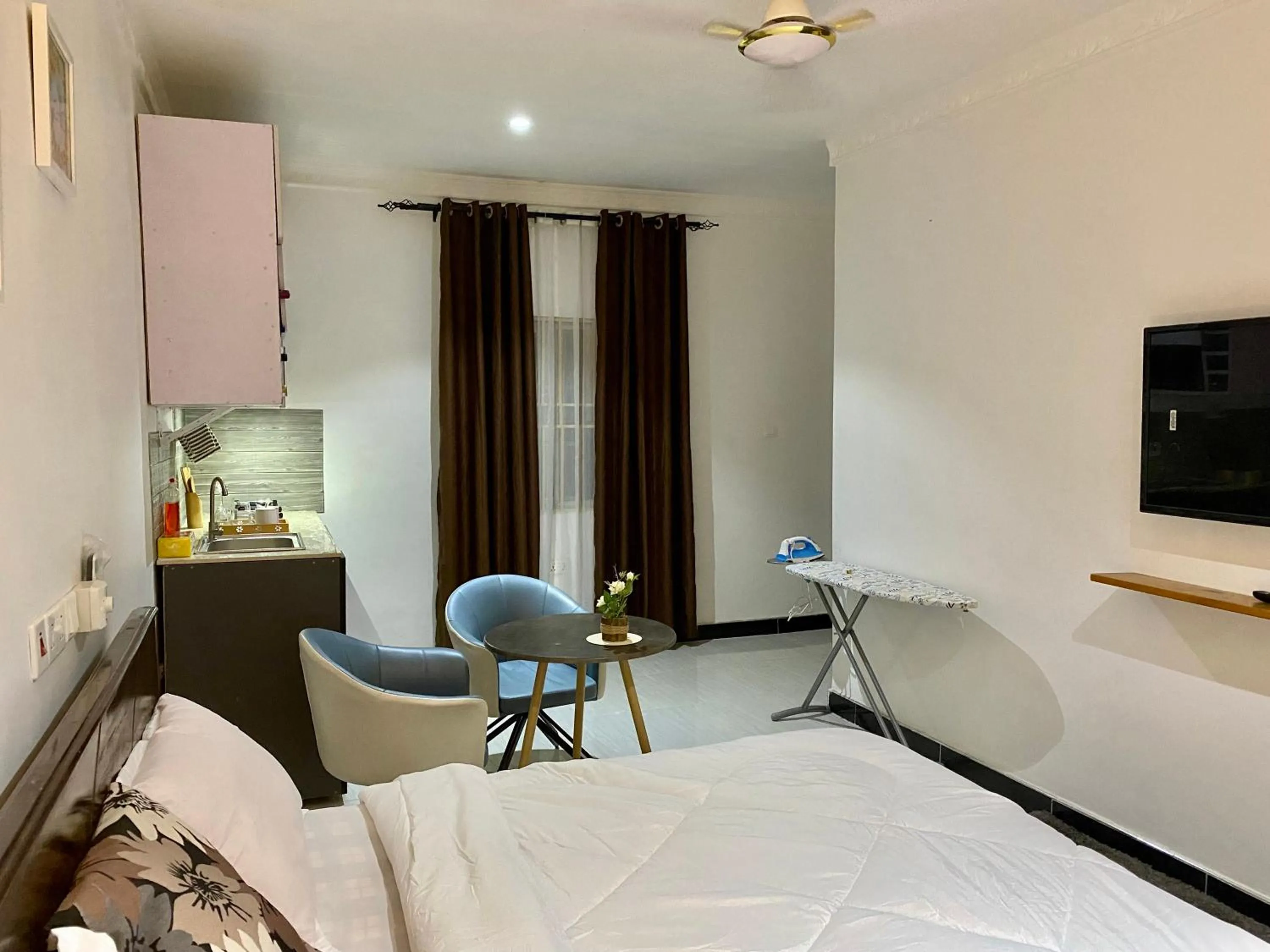 TV and multimedia, Bed in BryMac Hotel