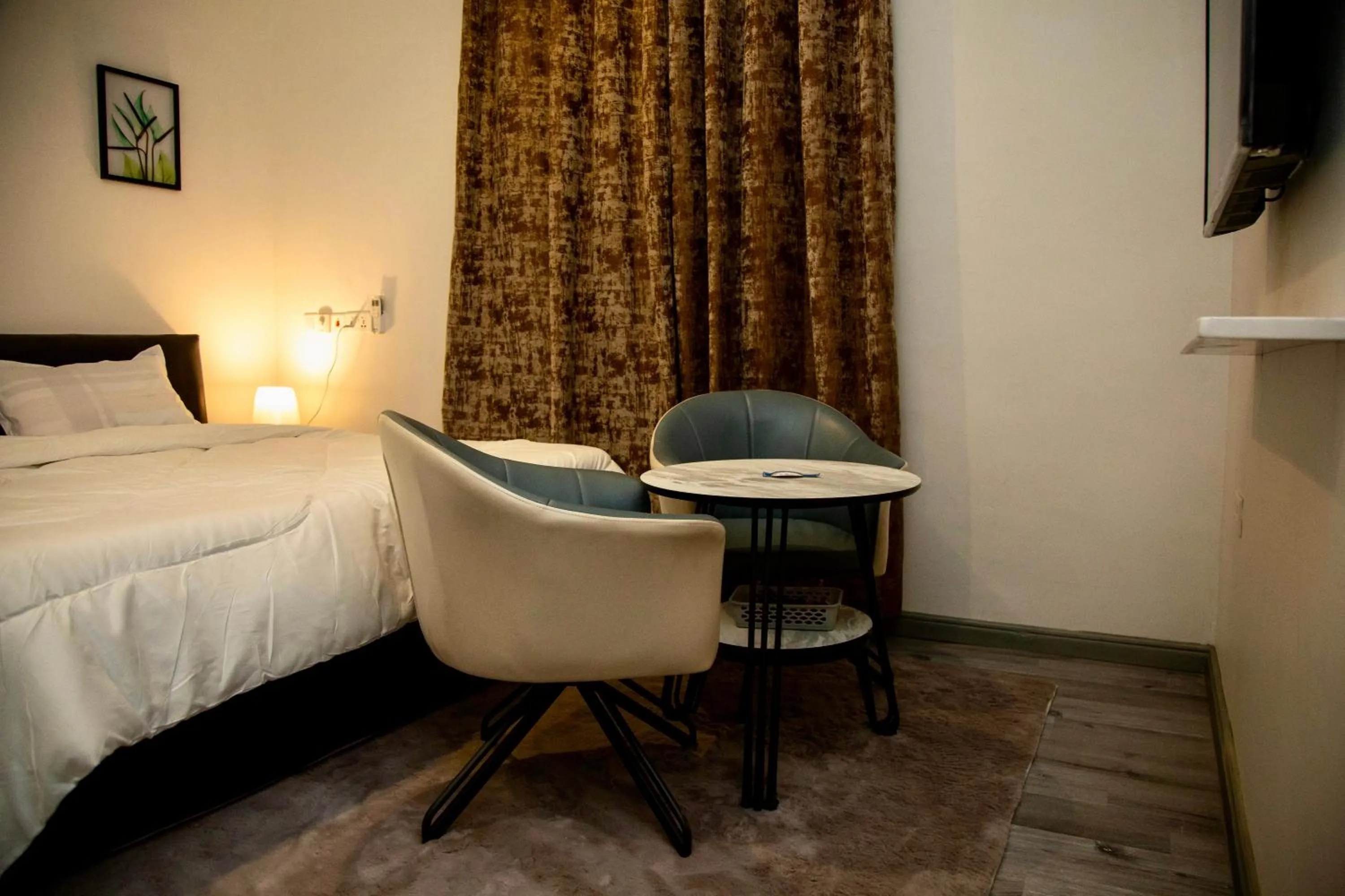 hair dresser, Bed in BryMac Hotel