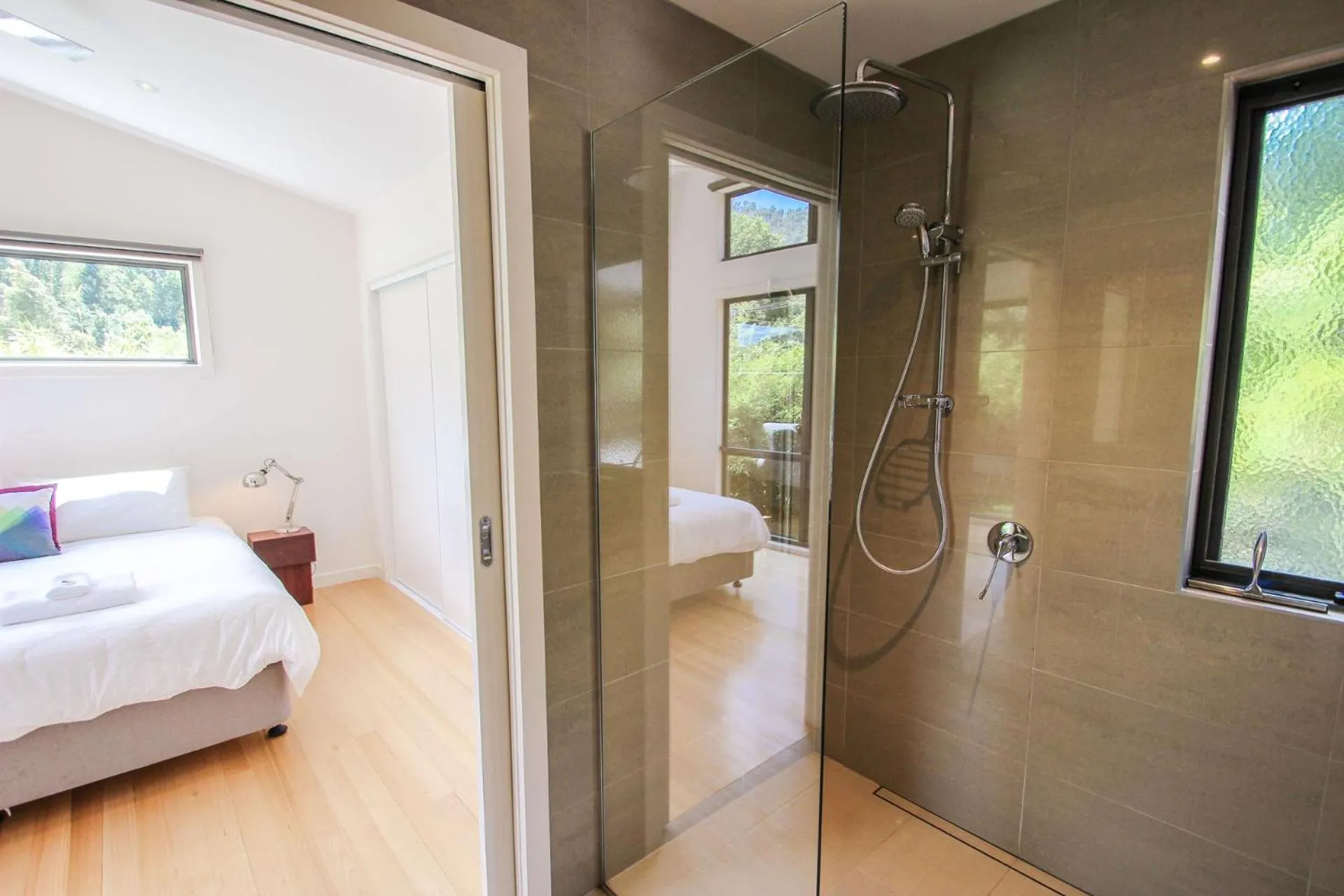Shower, Bed in The Base One