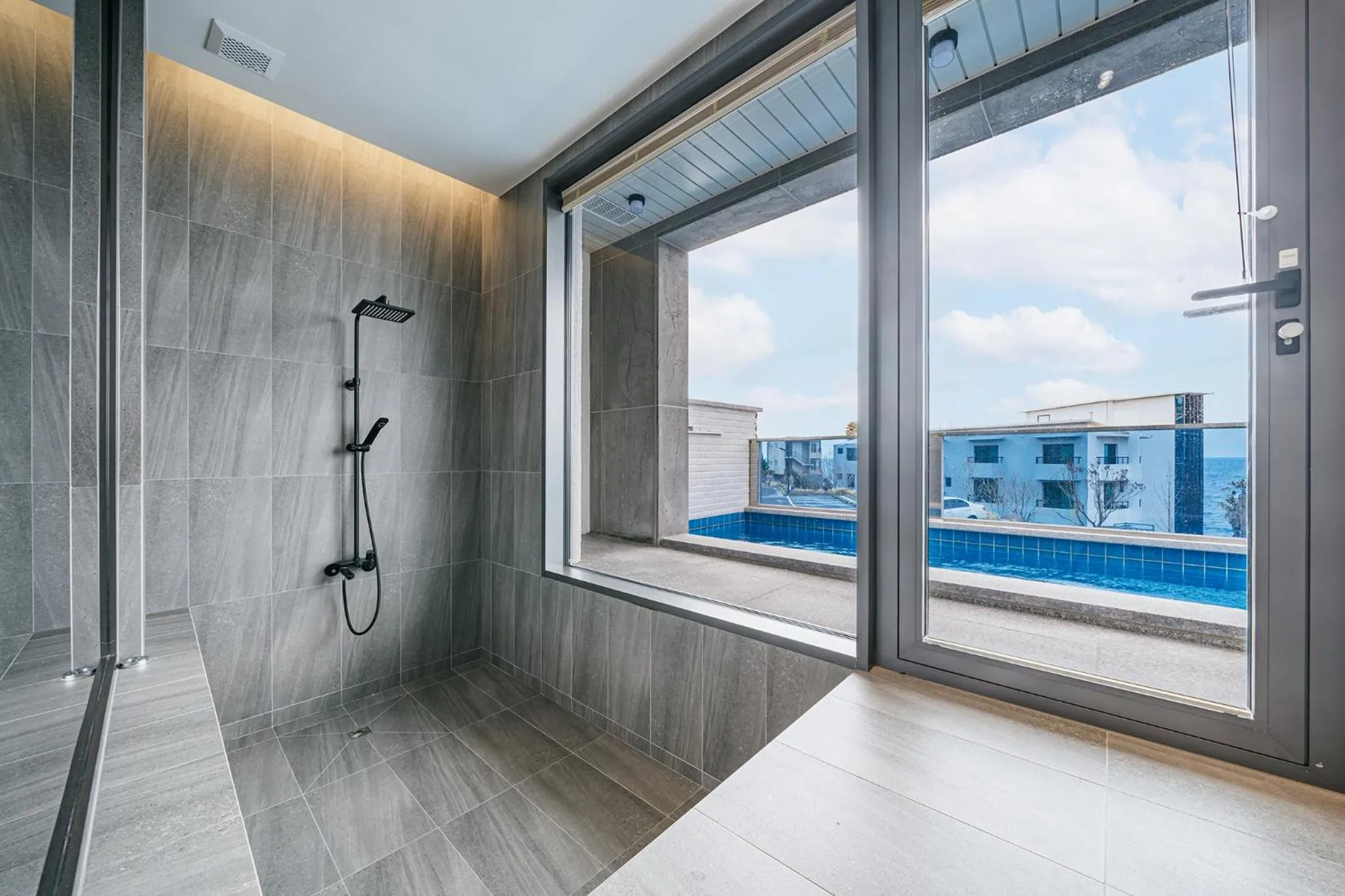 Hot Tub in Ddosi Aewol Pool Villa