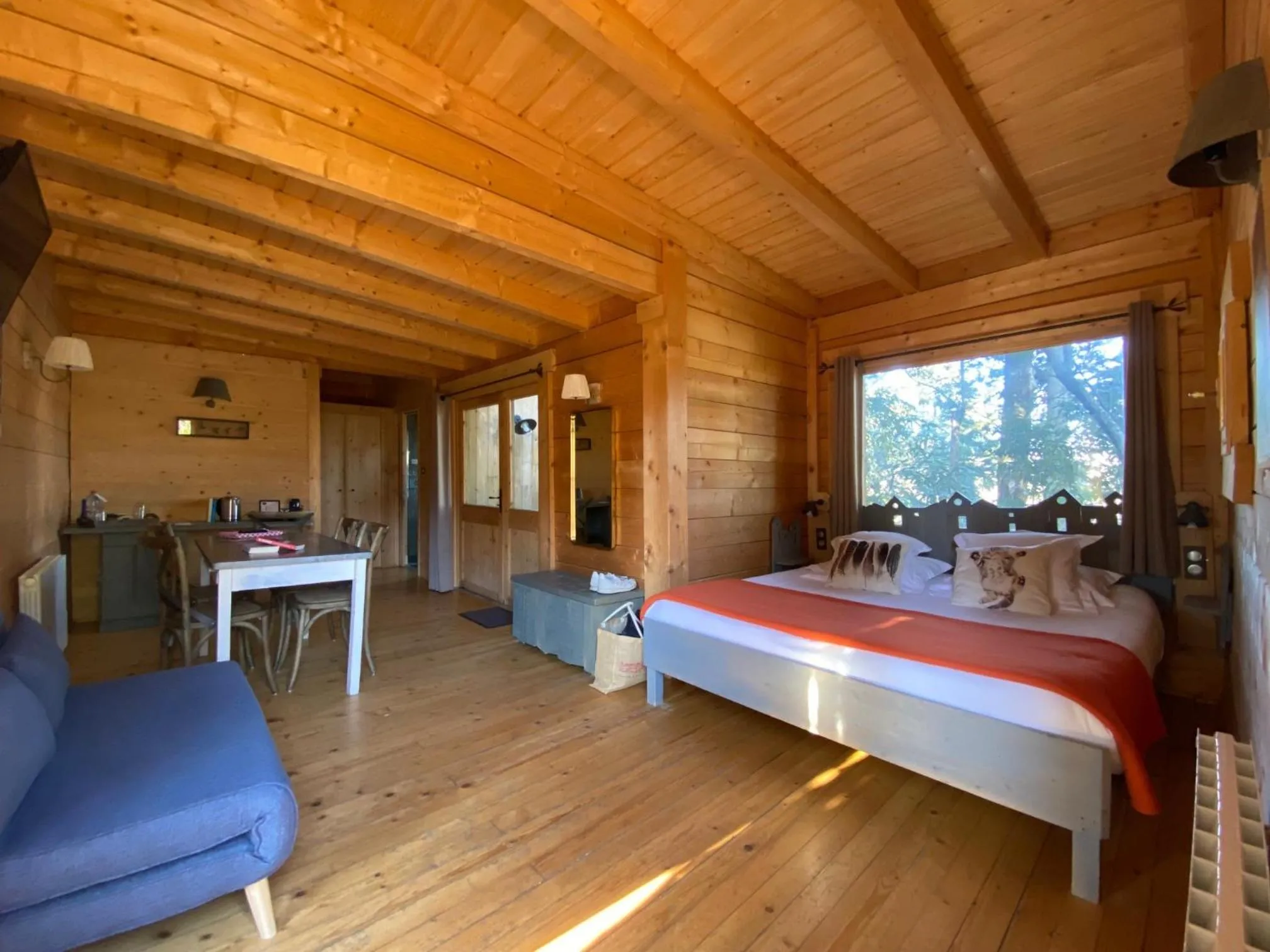 Bedroom, Bed in Les Cabanes Dans Les Bois Logis Hôtel