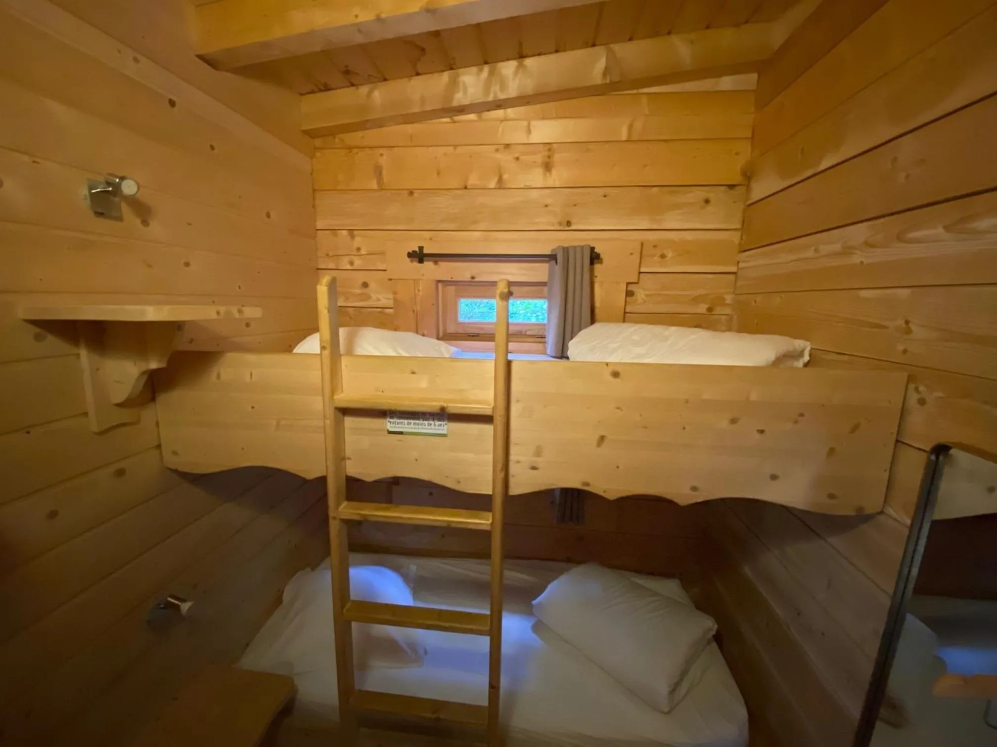 Bed in Les Cabanes Dans Les Bois Logis Hôtel