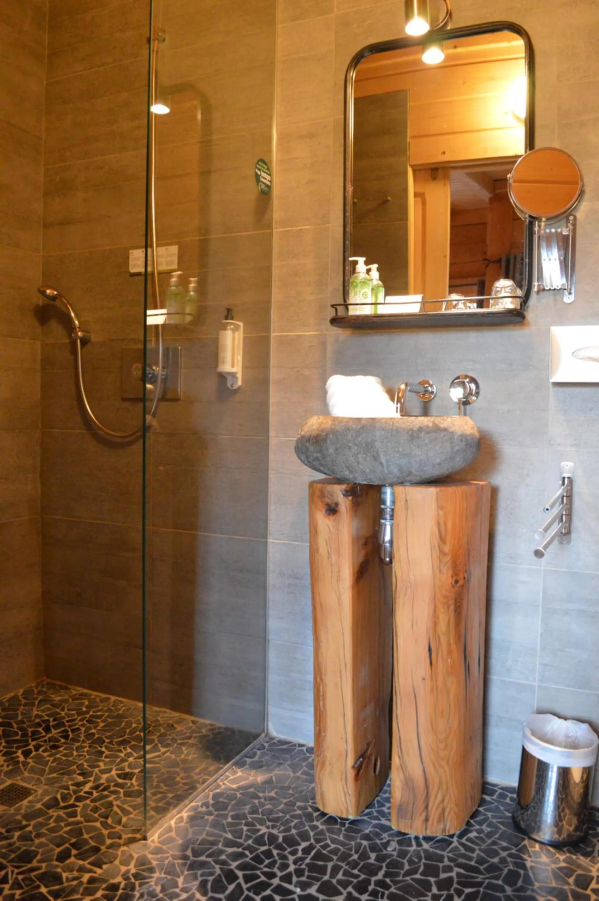 Toilet in Les Cabanes Dans Les Bois Logis Hôtel