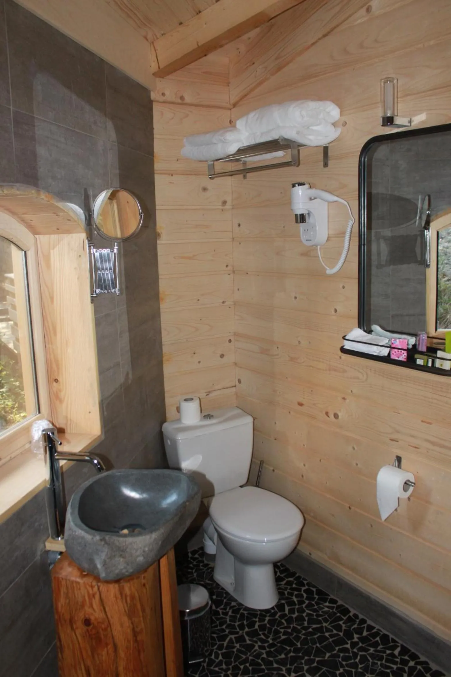 Coffee/tea facilities in Les Cabanes Dans Les Bois Logis Hôtel