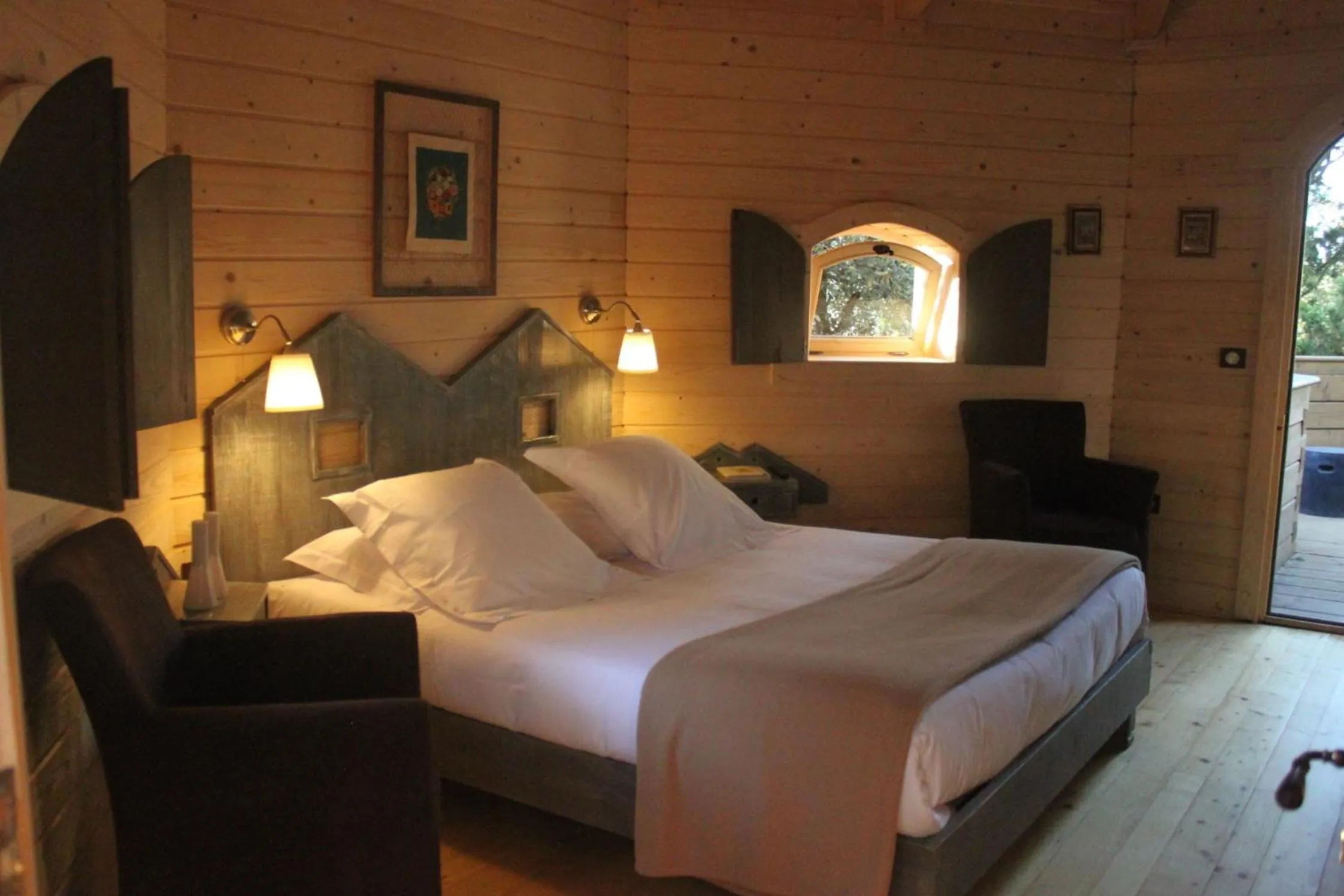 Photo of the whole room, Bed in Les Cabanes Dans Les Bois Logis Hôtel
