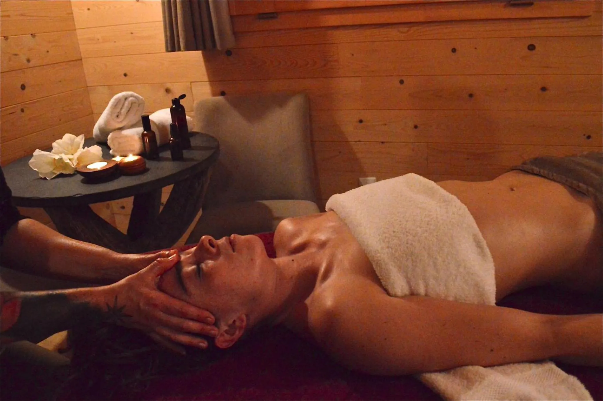 Massage in Les Cabanes Dans Les Bois Logis Hôtel