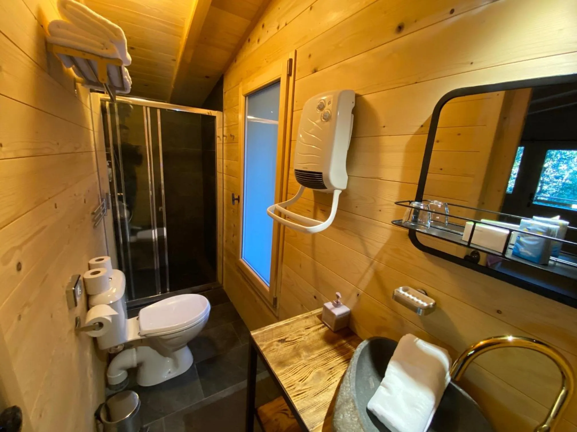 Toilet in Les Cabanes Dans Les Bois Logis Hôtel