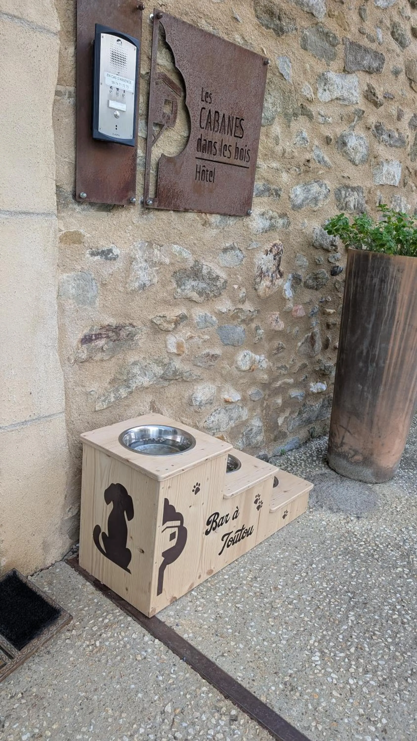 Pets in Les Cabanes Dans Les Bois Logis Hôtel