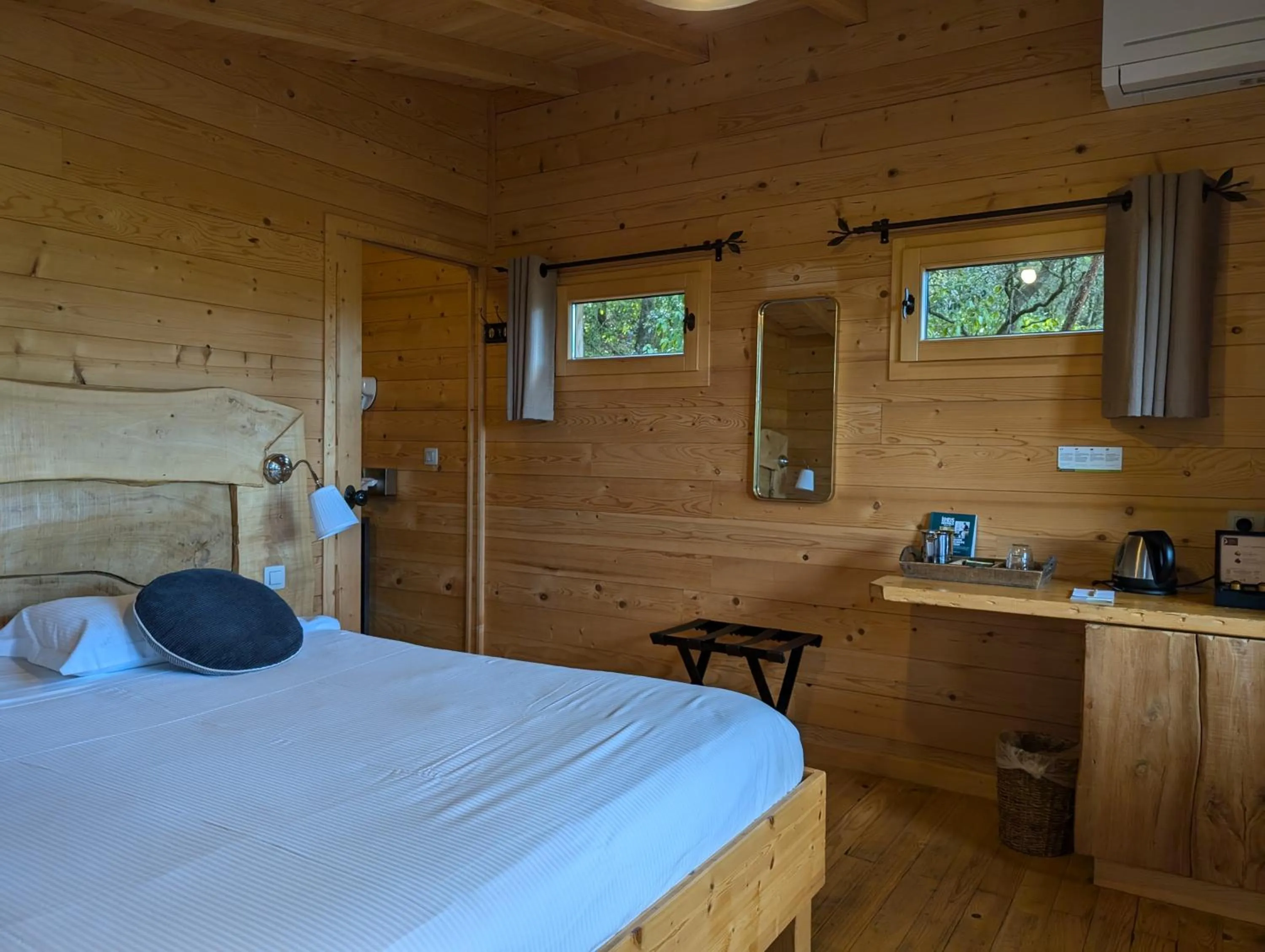 Bedroom, Bed in Les Cabanes Dans Les Bois Logis Hôtel