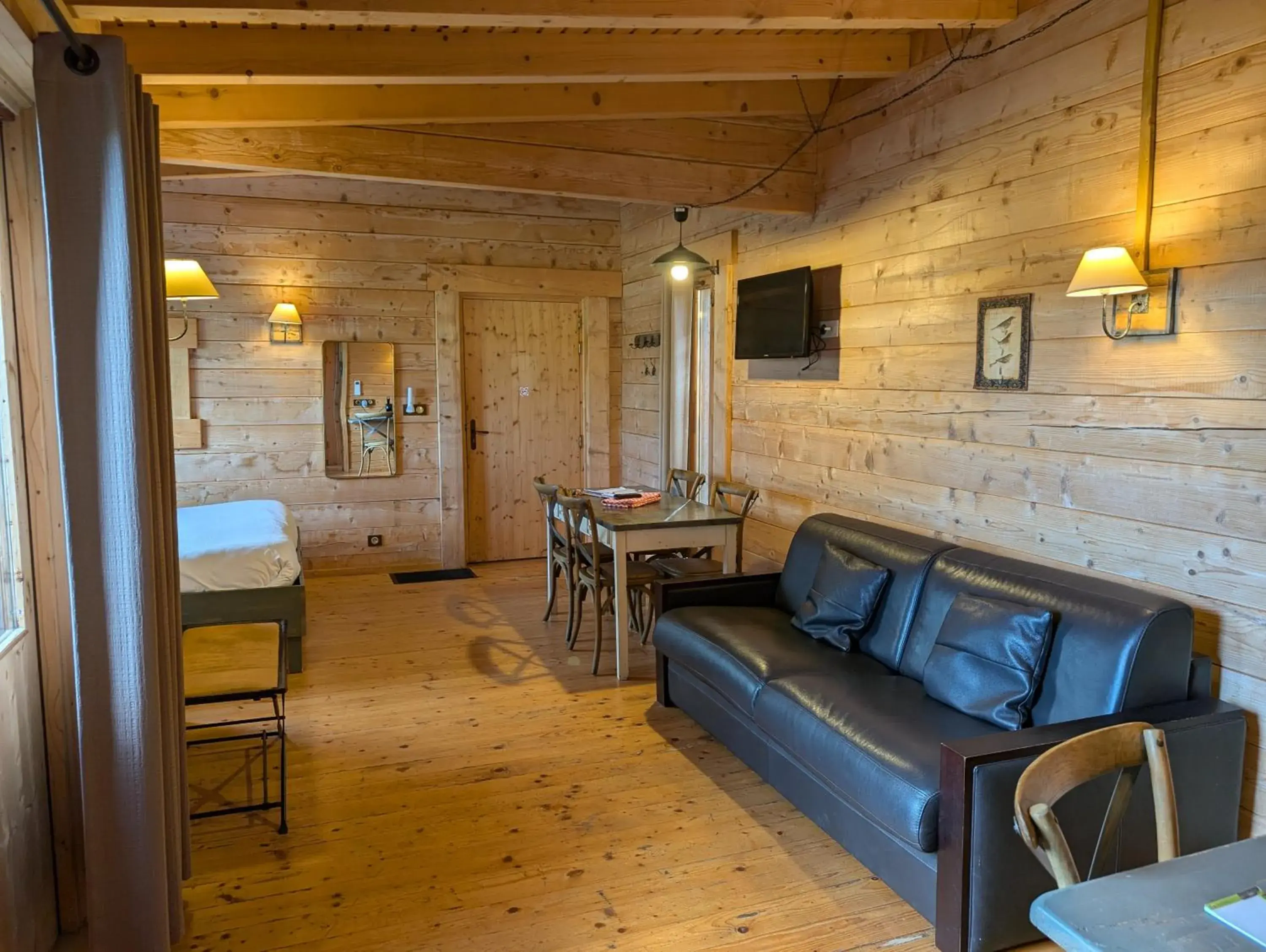 Family Cabin with Shower - 7 People in Les Cabanes Dans Les Bois Logis Hôtel Family Cabin with Shower - 7 People in Les Cabanes Dans Les Bois Logis Hôtel