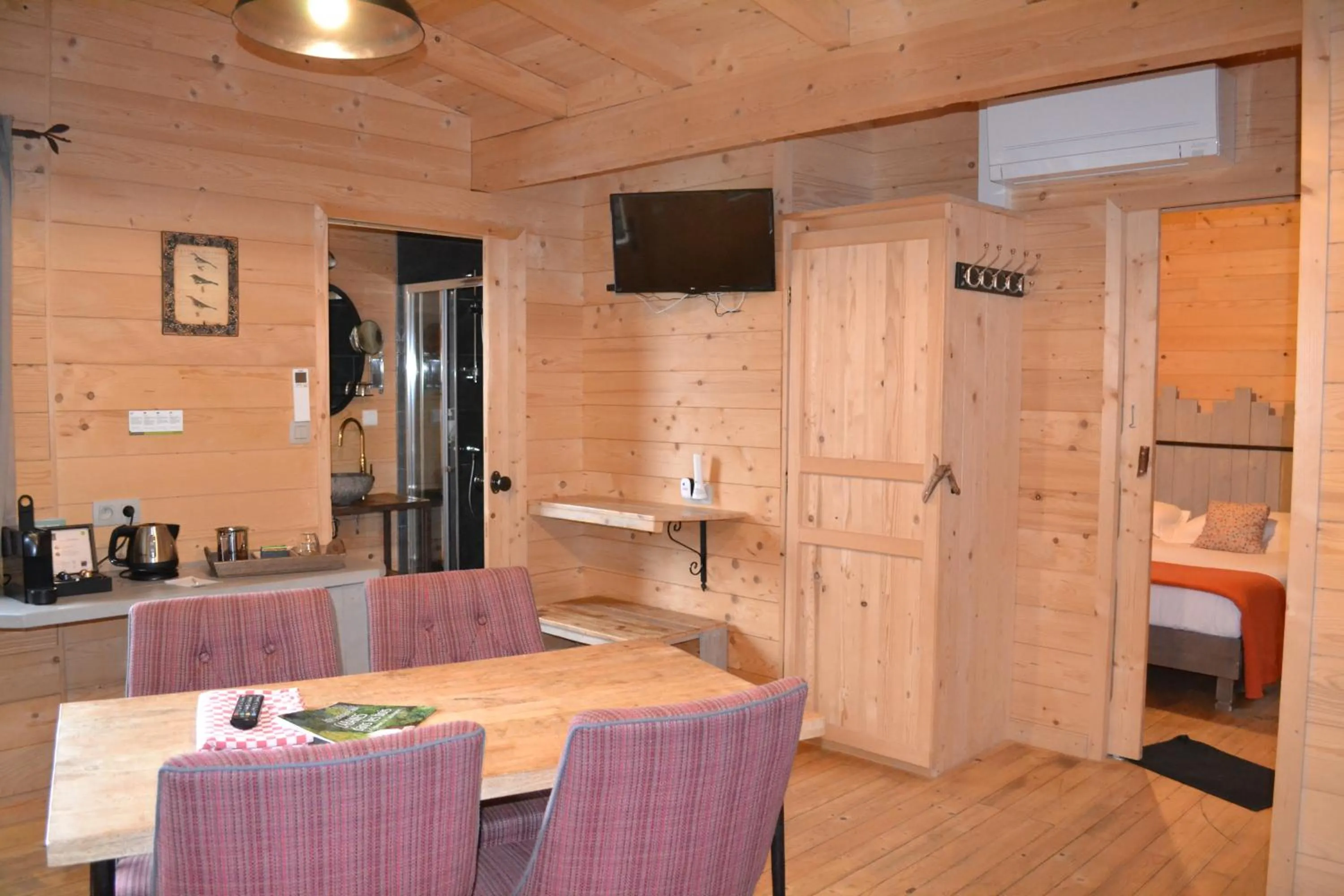 Dining area in Les Cabanes Dans Les Bois Logis Hôtel