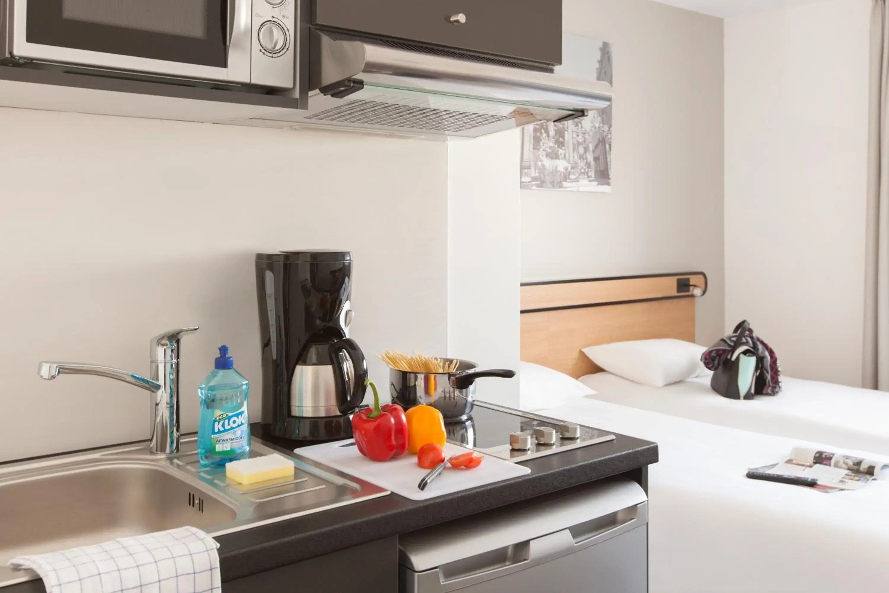 Kitchen or kitchenette, Bed in Aparthotel Adagio Access Dijon République Kitchen or kitchenette, Bed in Aparthotel Adagio Access Dijon République