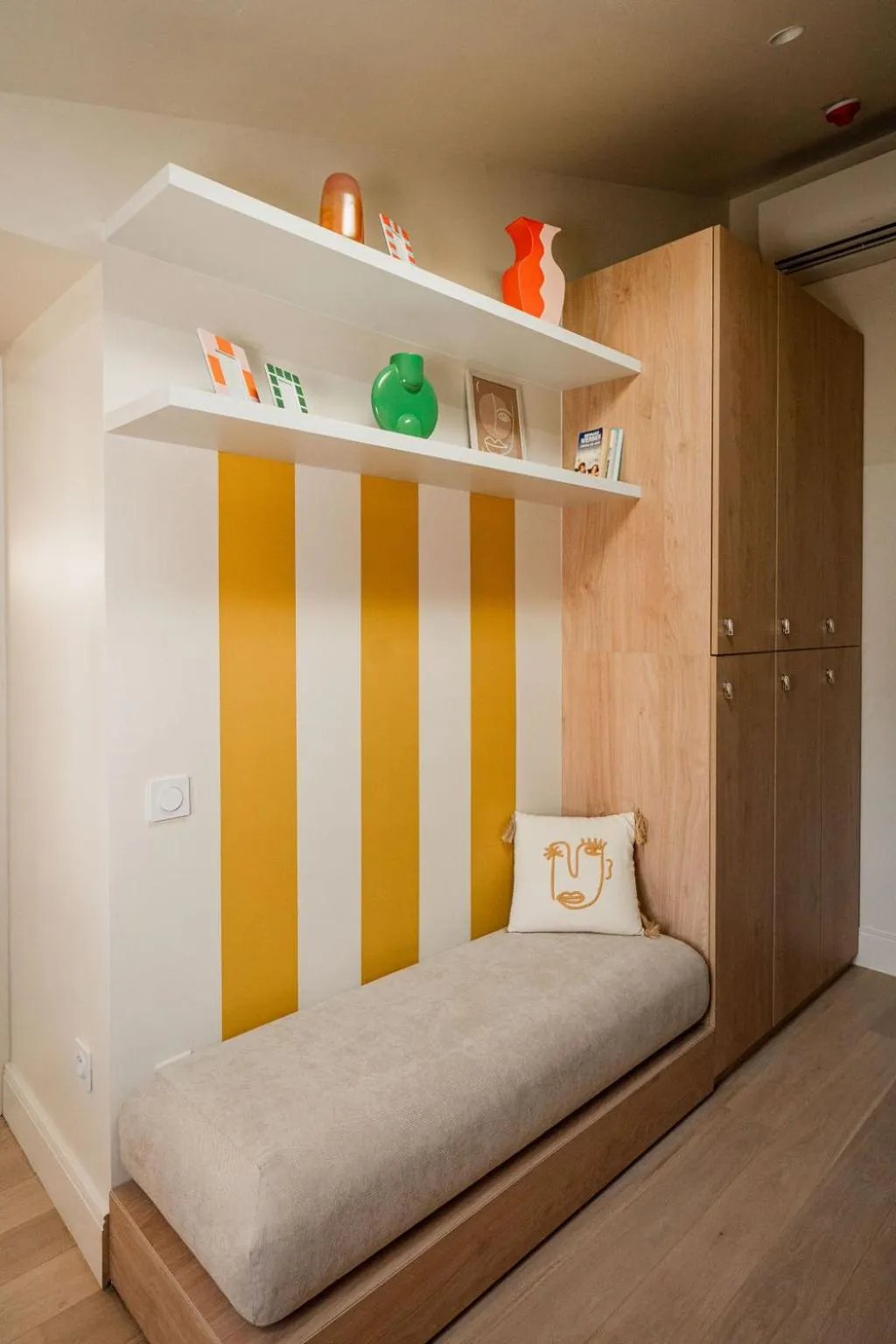 Seating area, Bed in CENTRAL Hostel La Rochelle Centre