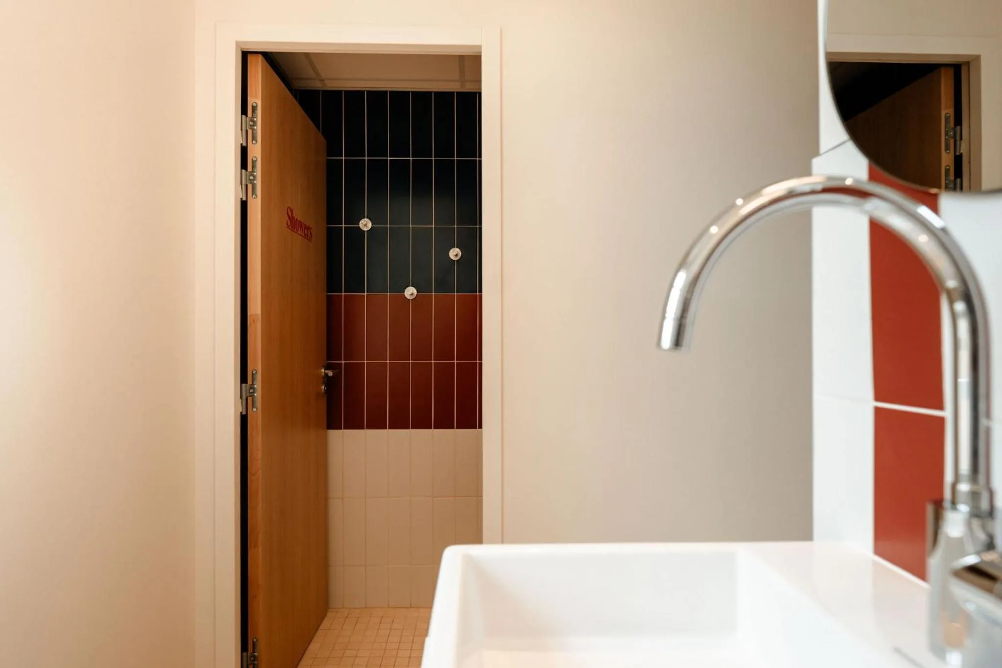 Shower in CENTRAL Hostel La Rochelle Centre