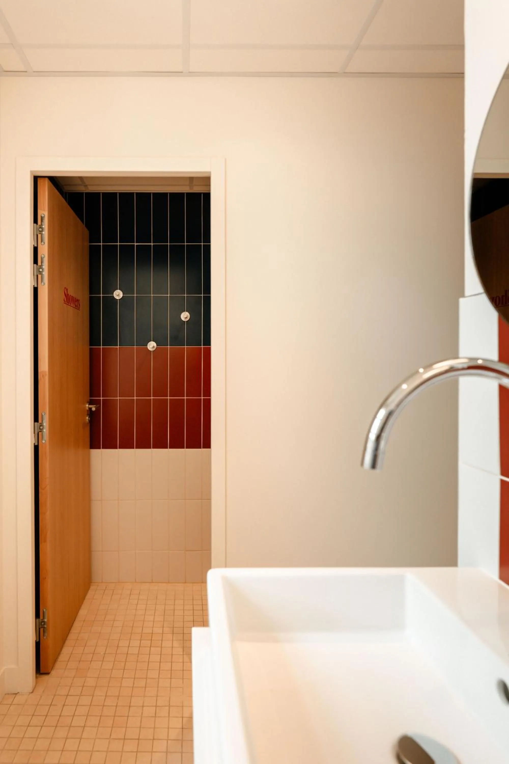 Shower in CENTRAL Hostel La Rochelle Centre