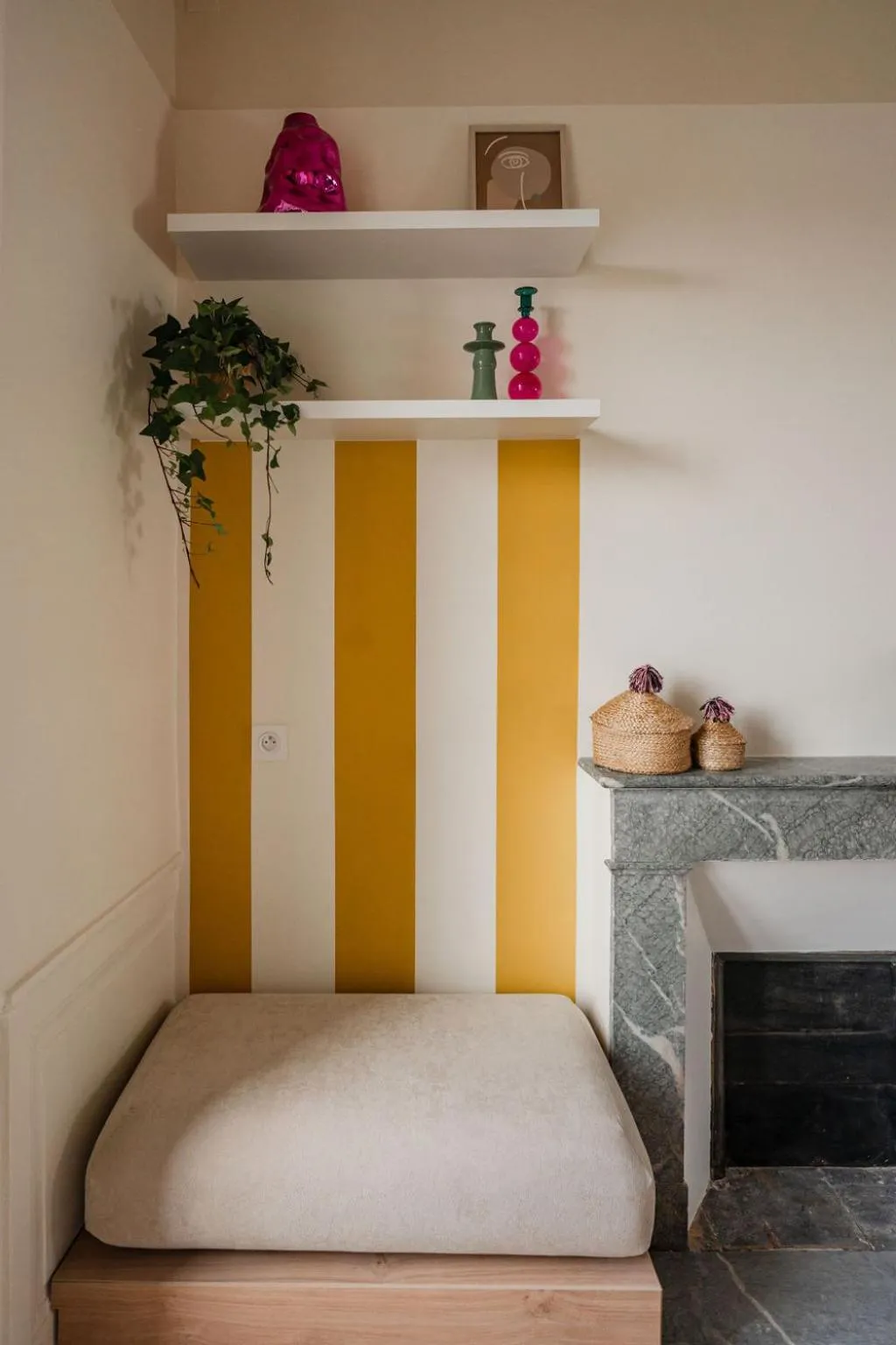 Seating area, Bed in CENTRAL Hostel La Rochelle Centre