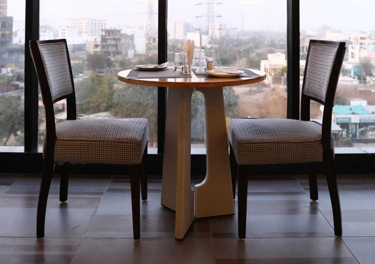 Restaurant/places to eat in All Starr Club