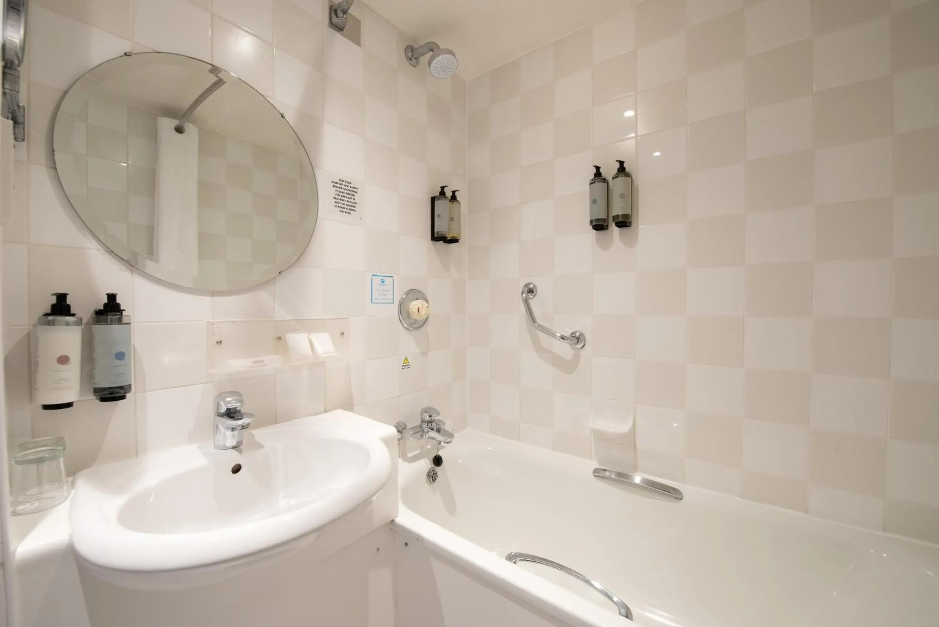 Room with One Double Bed and Two Single Beds in Holiday Inn - Glasgow Airport by IHG Room with One Double Bed and Two Single Beds in Holiday Inn - Glasgow Airport by IHG