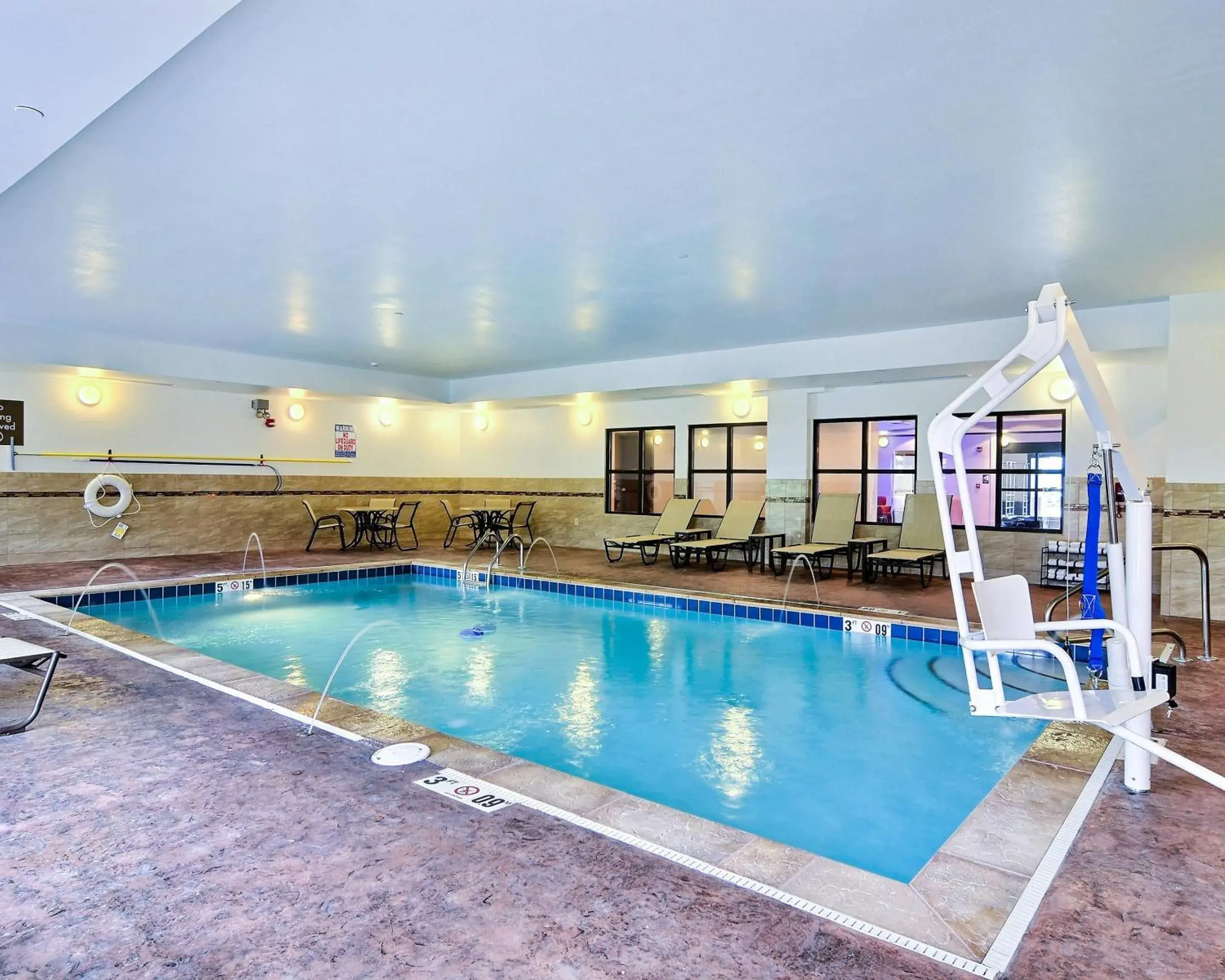 Swimming pool in Comfort Suites Uniontown Swimming pool in Comfort Suites Uniontown