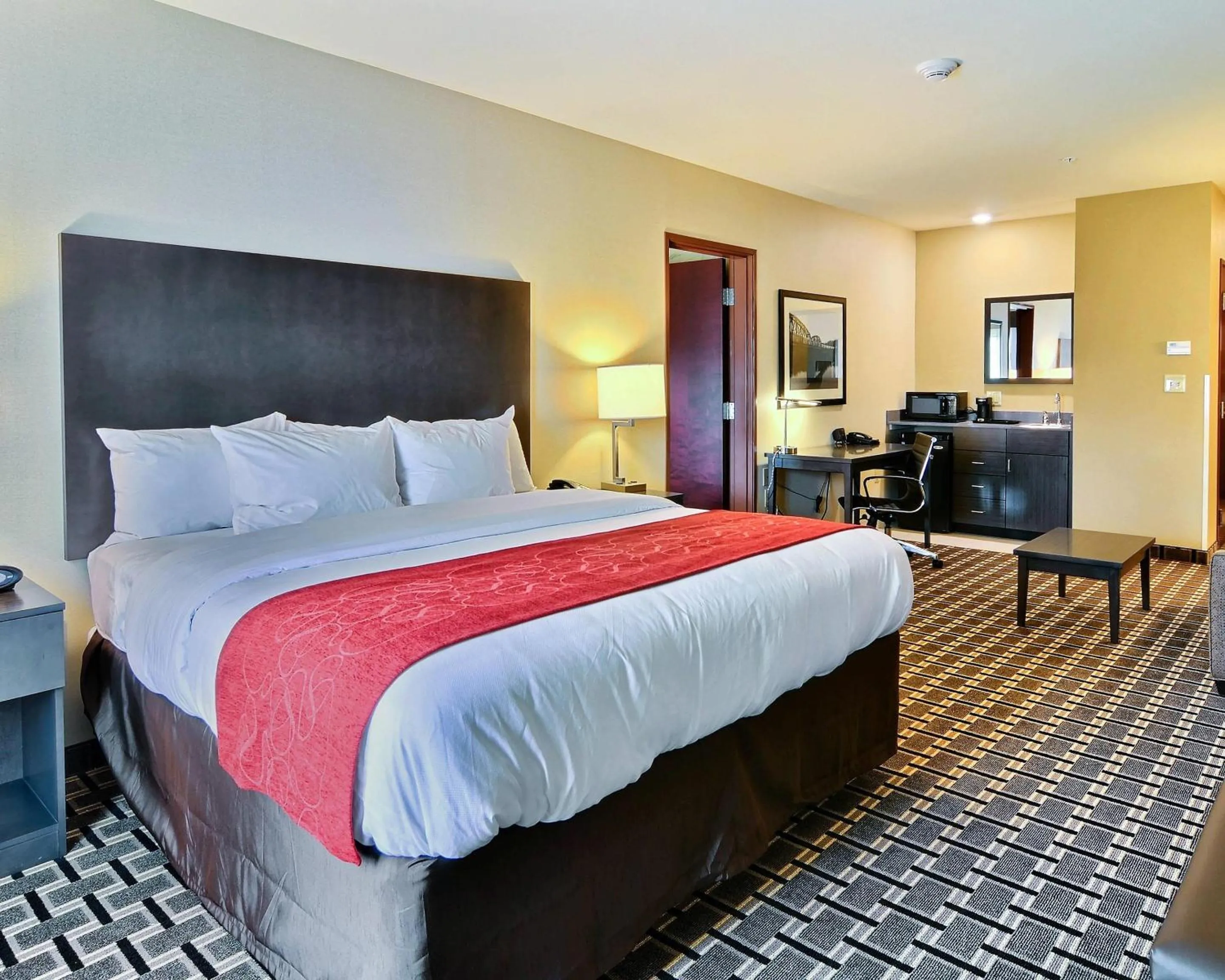 Bedroom, Bed in Comfort Suites Uniontown