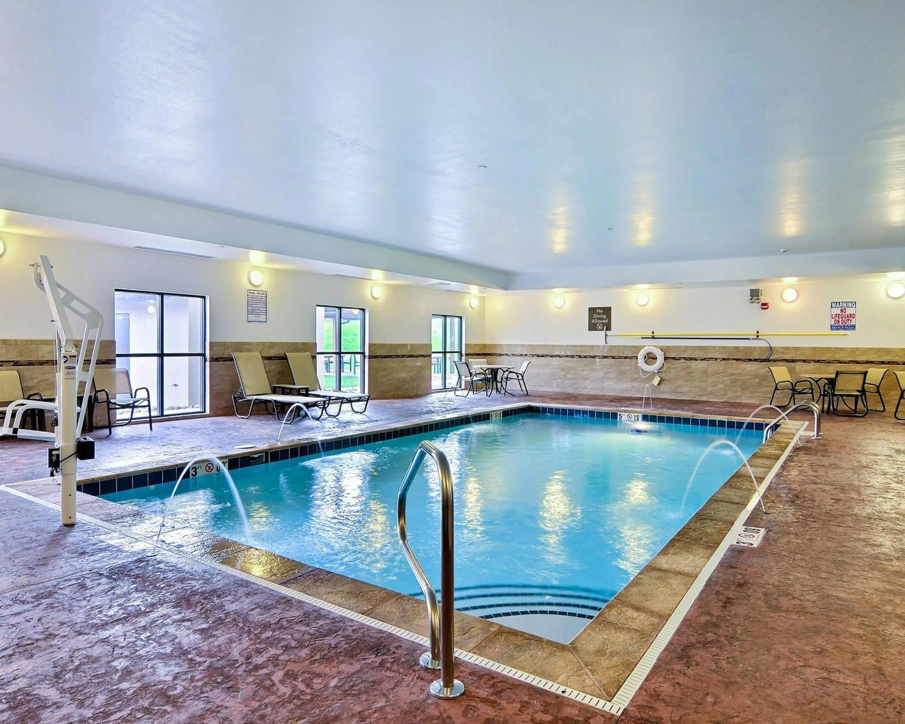 Swimming pool in Comfort Suites Uniontown