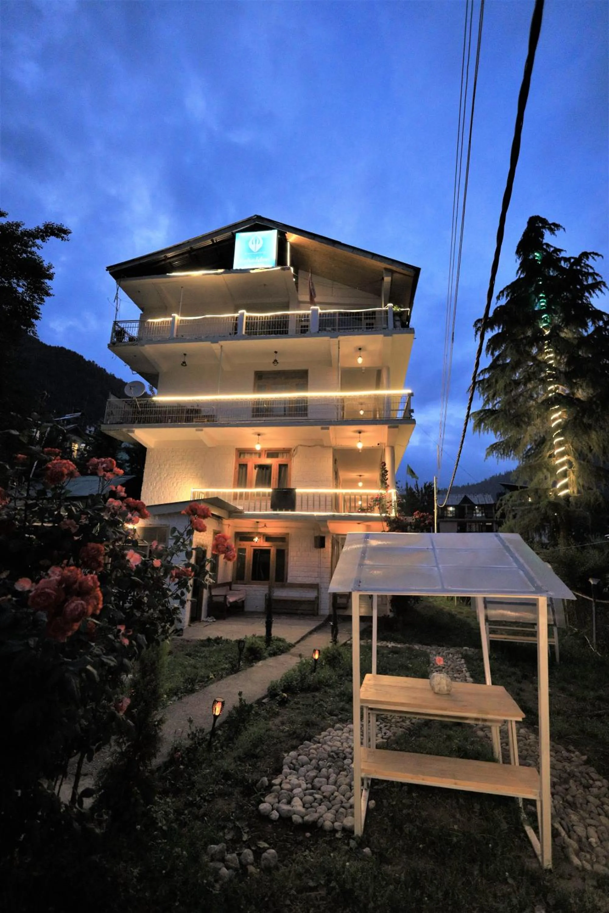 Property building in Beholden Stay And Cafe - A Luxury Boutique Hotel In Manali